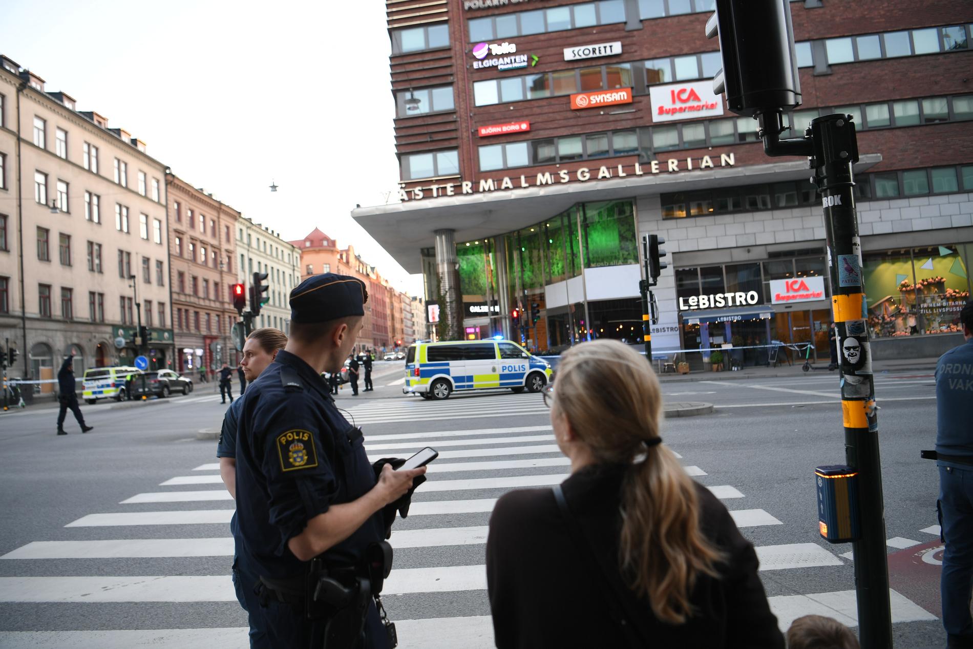 Två personer knivskadades nära Västermalmsgallerian på Kungsholmen i Stockholm.