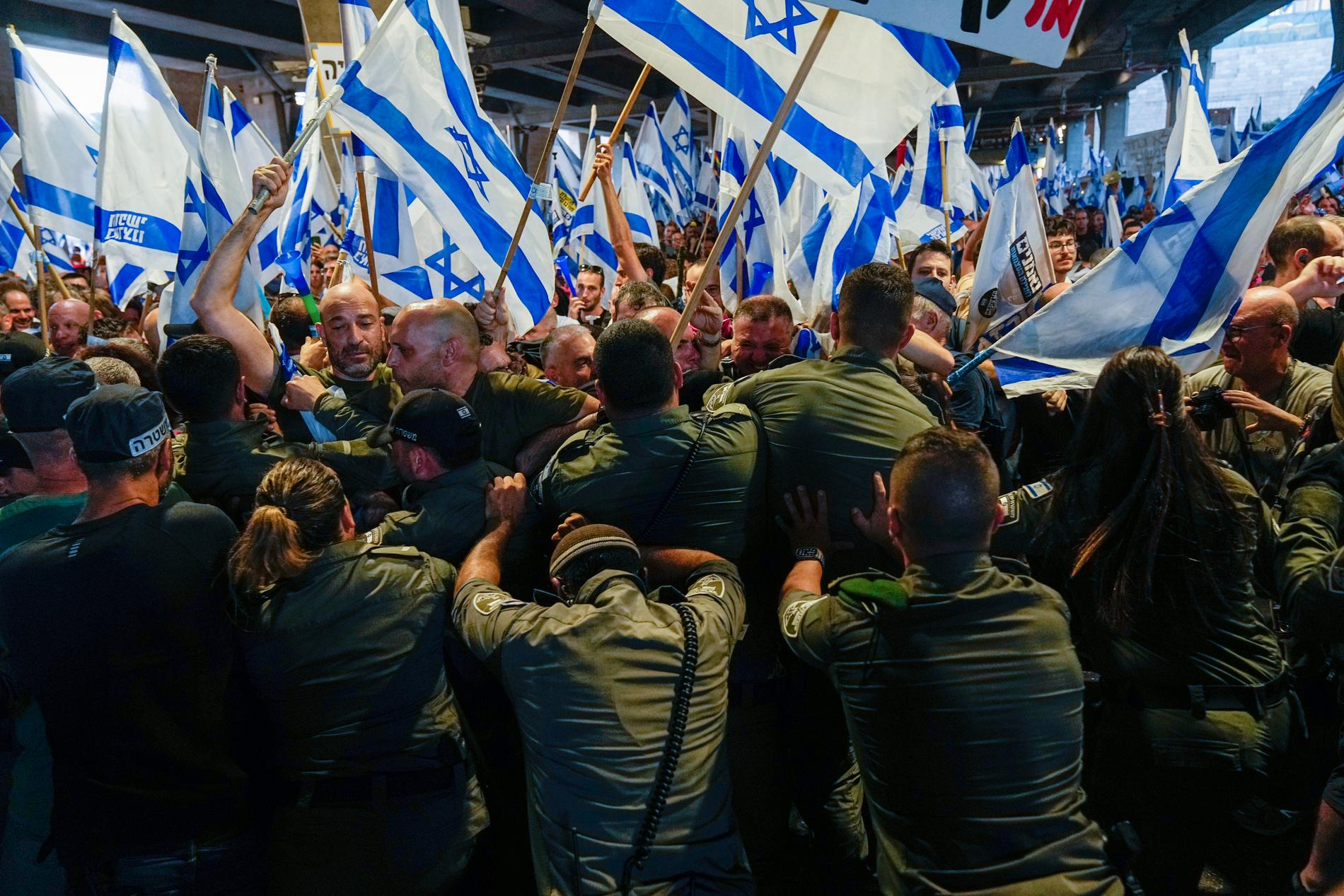 Demonstrationer mot Netanyahu vid en flygplats i Israel.