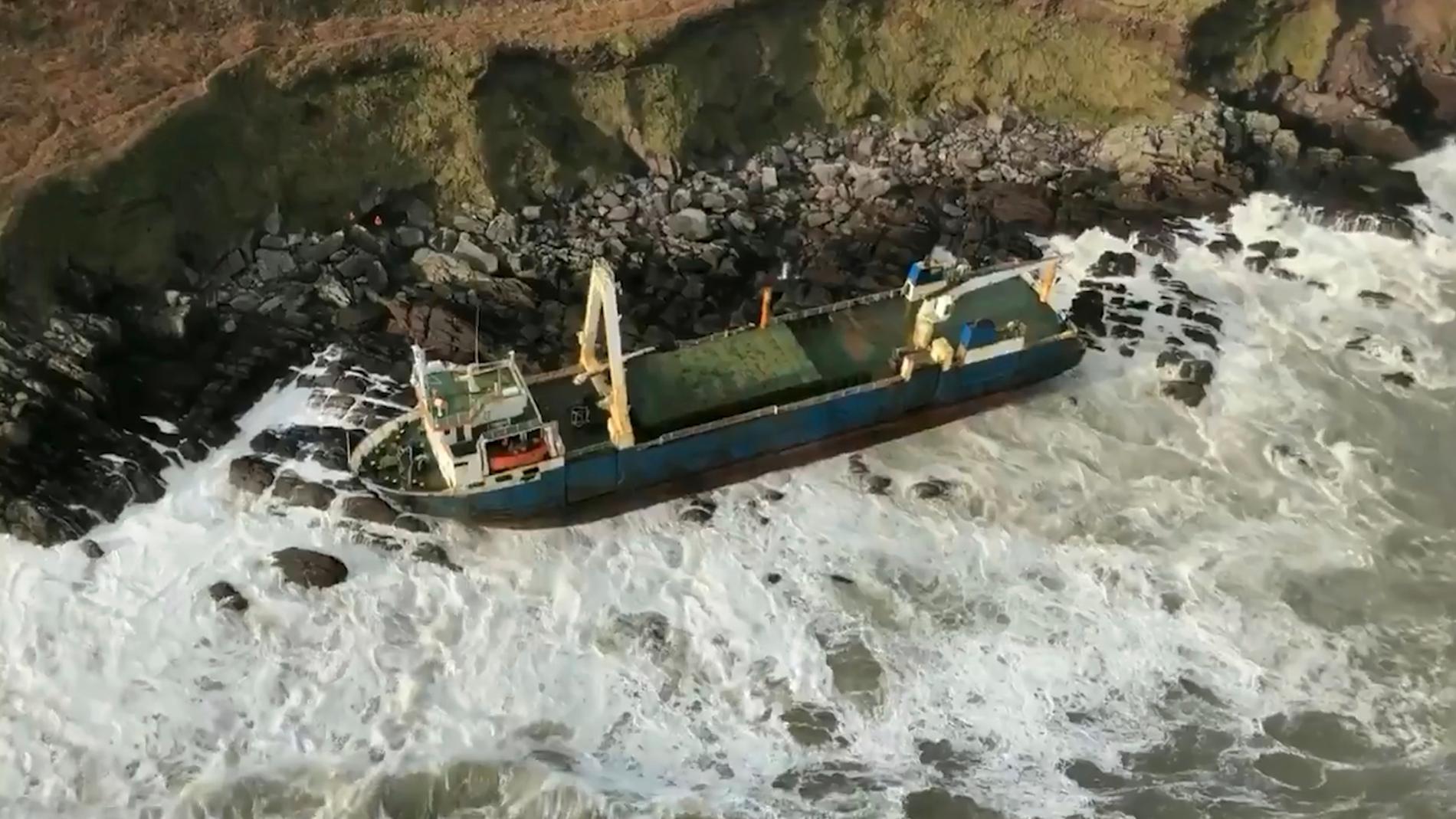 Kustbevakningens bild på MV Alta, uppspolad nära Ballycotton i södra Irland.