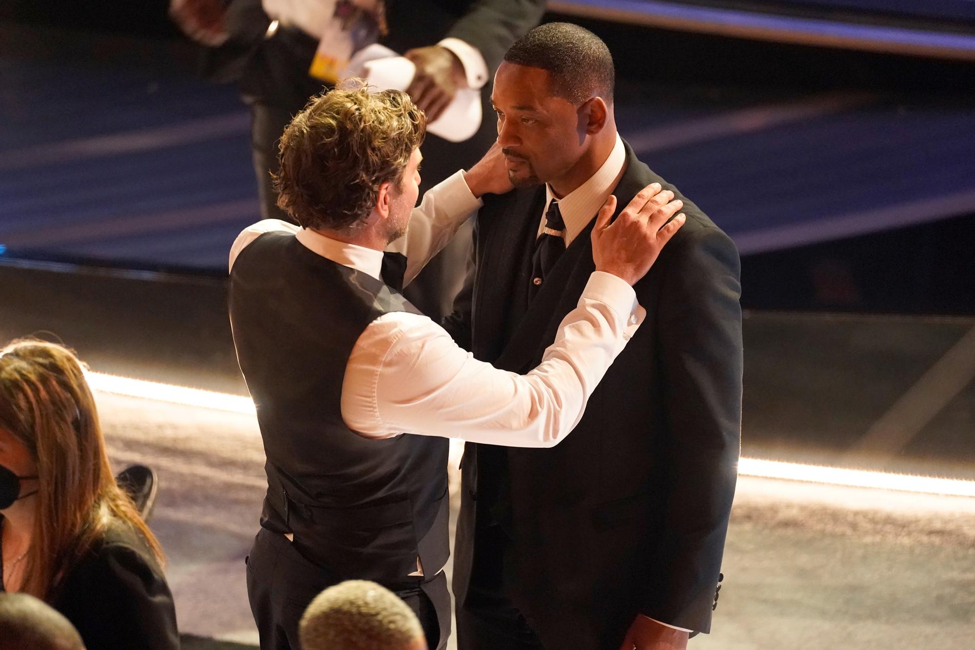 Will Smith får stöd av Bradley Cooper efter utbrottet på Oscarsgalan.