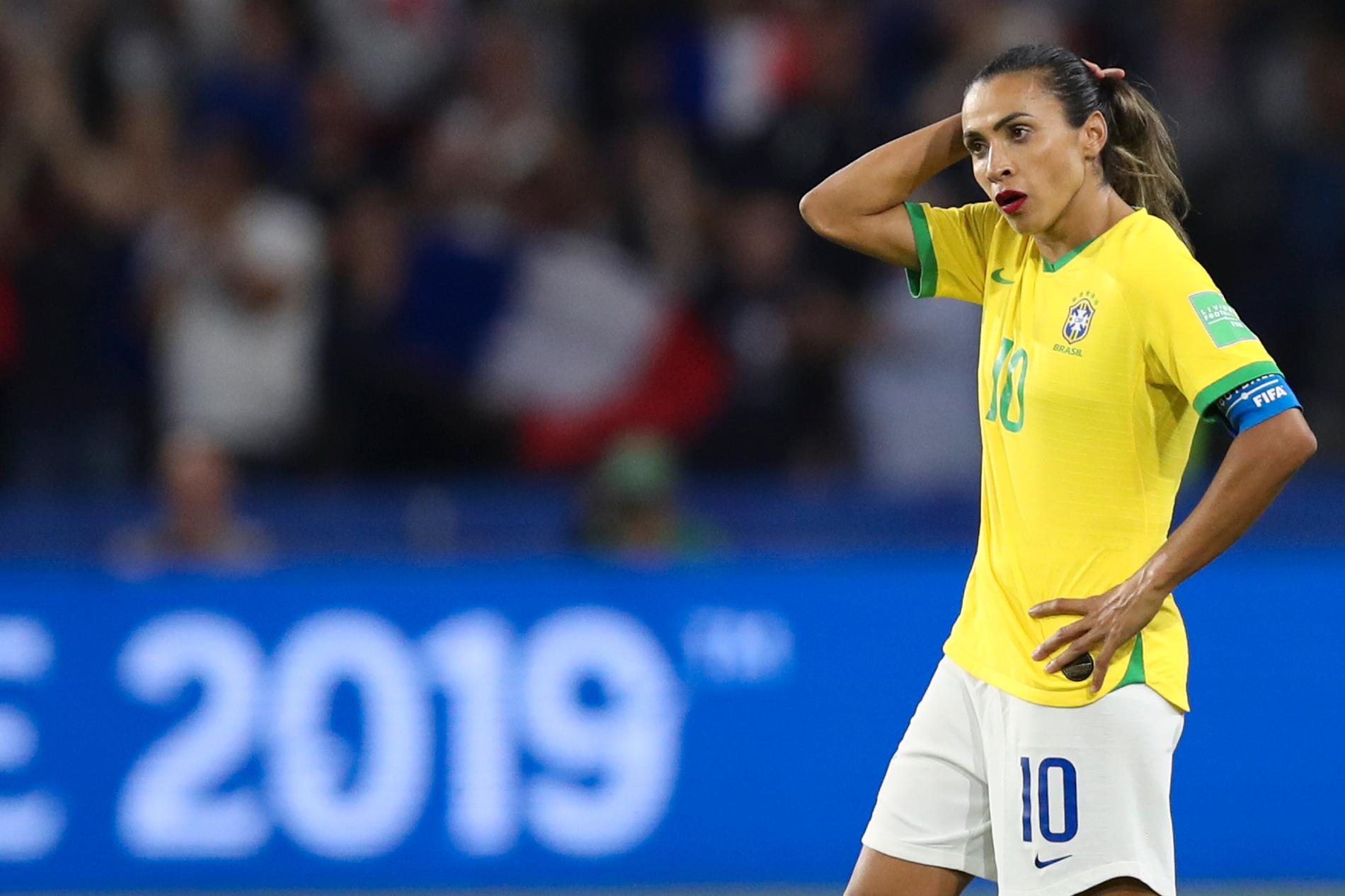 Brasiliens stjärna Marta under lagets senaste VM-match, förlusten mot Frankrike i åttondelsfinalen 2019. Det brasilianska laget får inte chansen att spela på hemmaplan under nästa VM, 2023.