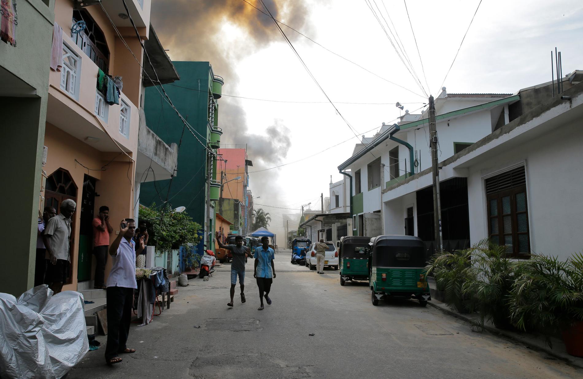 Rök stiger i Colombo efter att en sprängladdning detonerat utanför S:t Anthony-kyrkan, dagen efter det dödliga sprängdådet där.