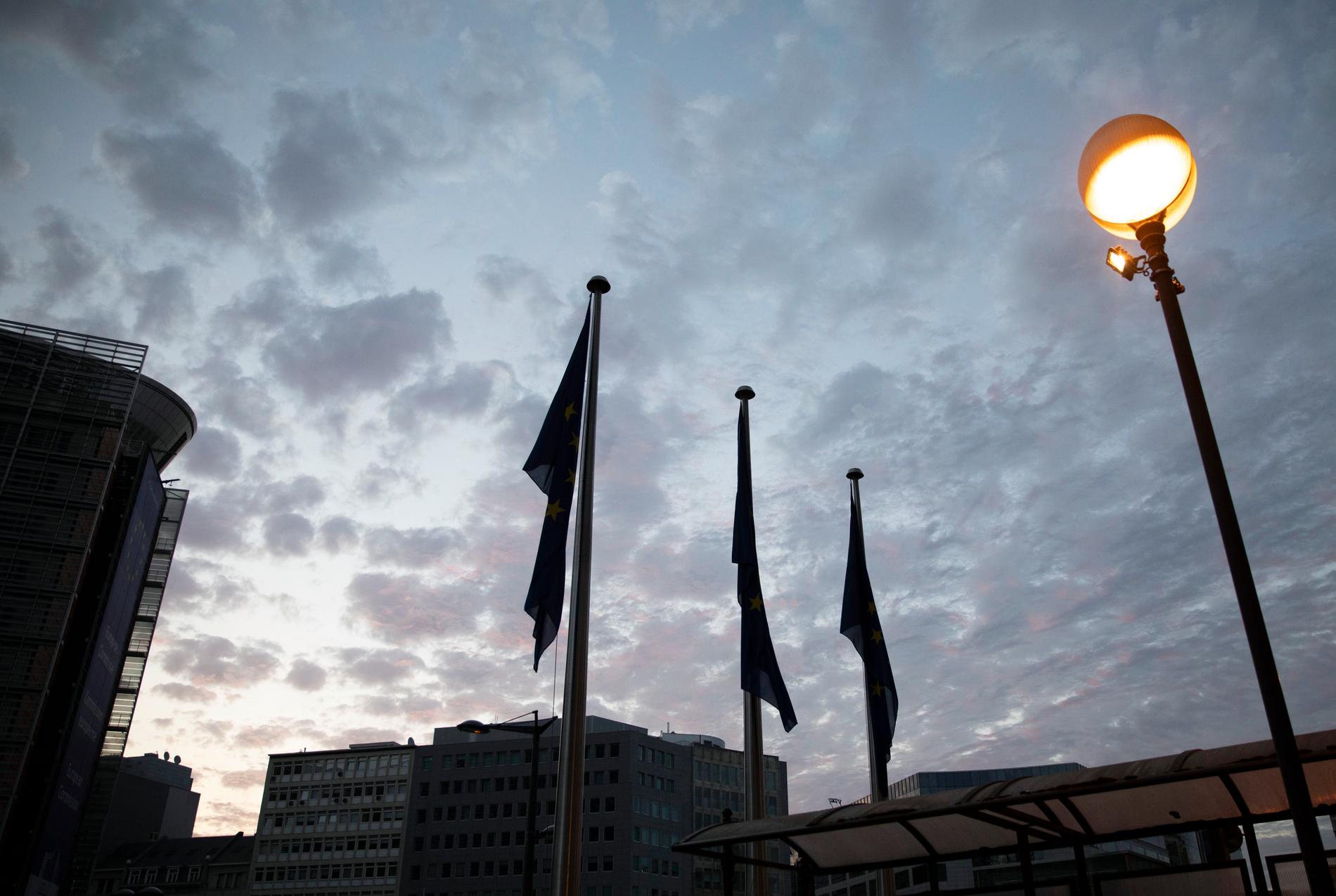 EU-flaggor slokar i gryningen i Bryssel när EU:s stats- och regeringschefer suttit hela natten men ändå inte enats om vem som ska få vilket toppjobb.