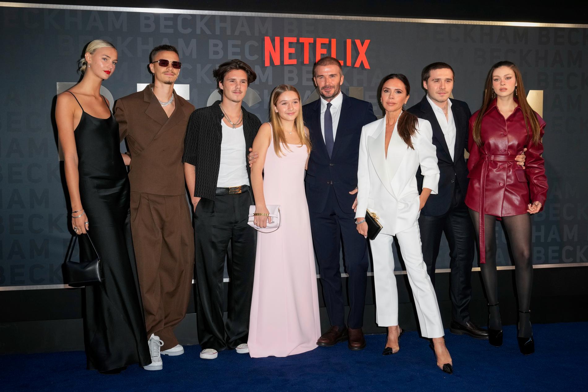 Mia Regan, Romeo Beckham, Cruz Beckham, Harper Beckham, David Beckham, Victoria Beckham, Brooklyn Beckham och Nicola Peltz Beckham på premiären för Netflix-dokumentären ”Beckham” 2023.