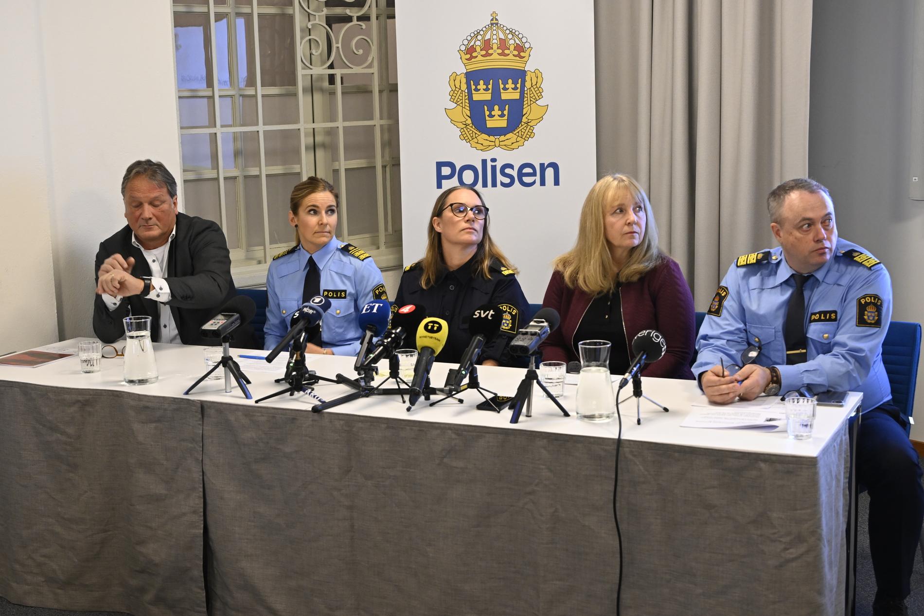 Per Wadhed, Lena Palmklint, Åsa Torlöf, Lotta Mauritzon, Torbjörn Rosén under polisens pressträff på onsdagen om den organiserade brottsligheten.