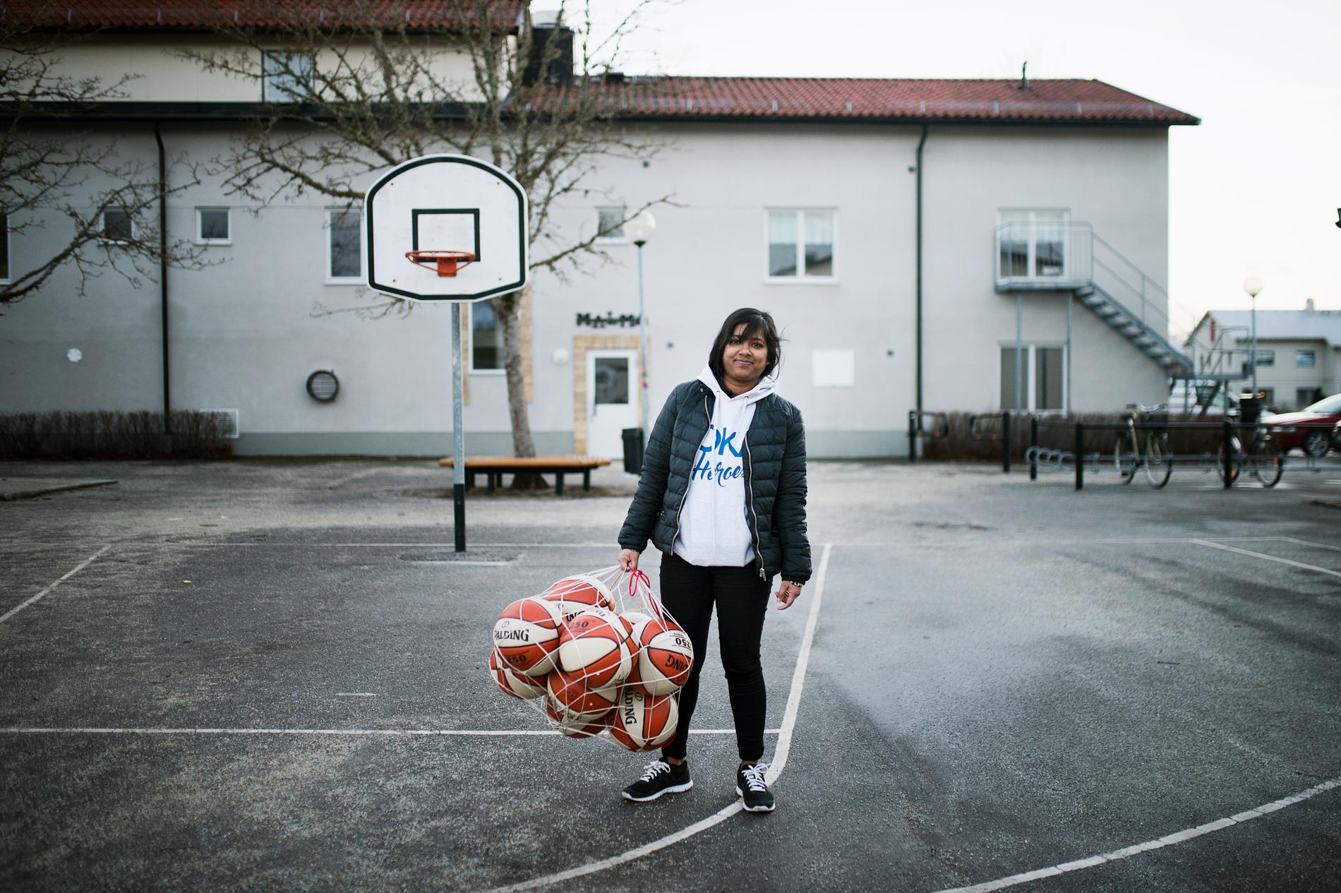 Shamima Mitu bor precis i närheten av skolans hall i Klintehamn, där de spelar basket en kväll i veckan.