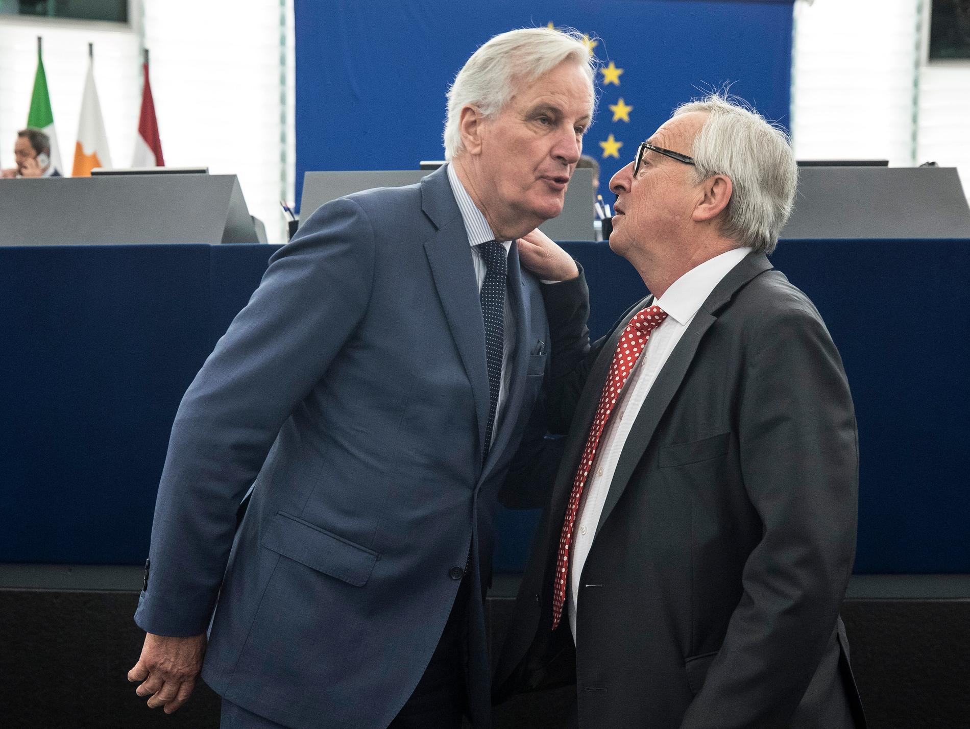 Michel Barnier (till vänster) är EU:s chefsförhandlare om brexit och nämns flitigt som tänkbar ersättare till kommissionsordförande Jean-Claude Juncker (till höger). Arkivfoto.