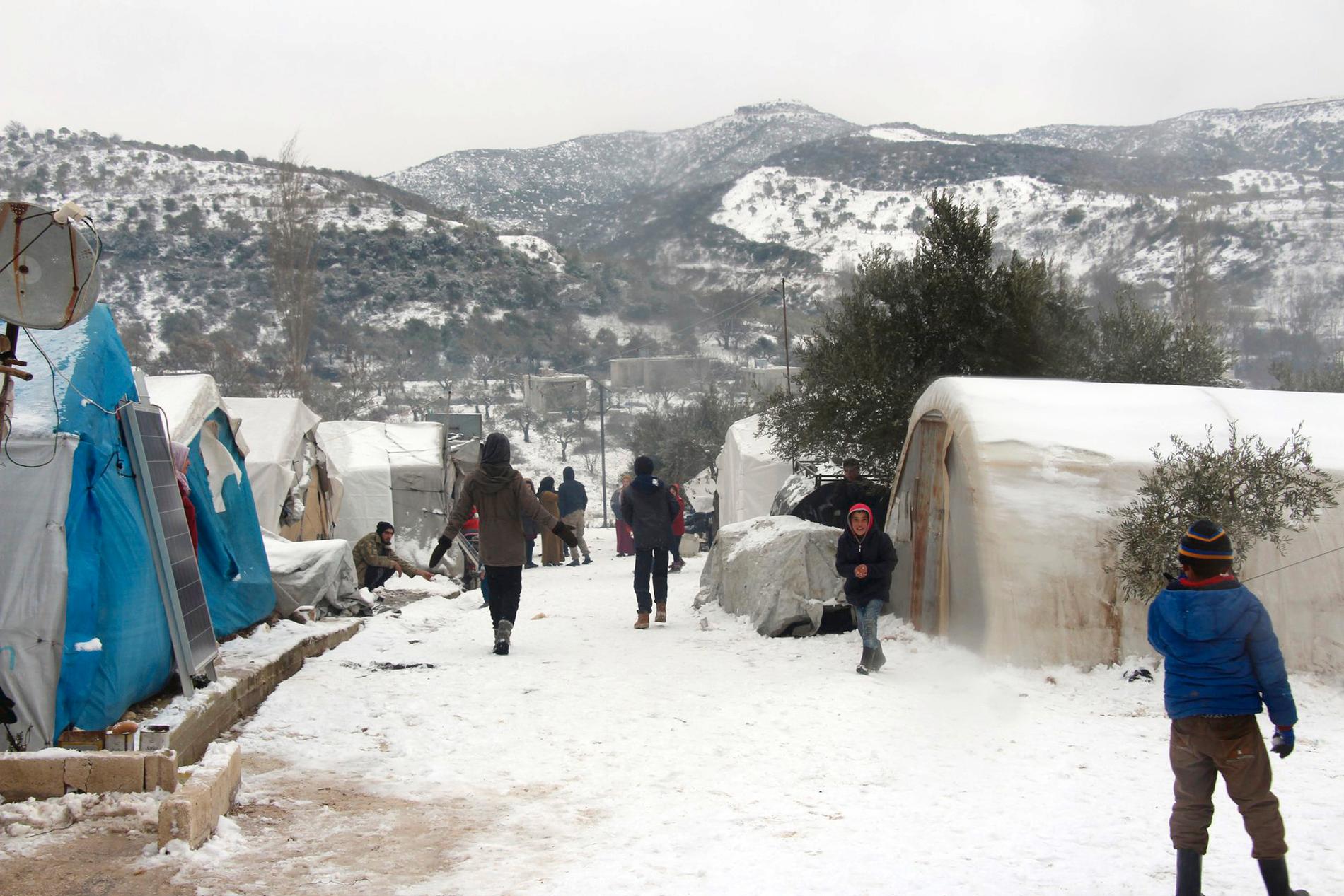 Väderförhållandena är mycket svåra i det bergrika nordvästra Syrien. Uppgifter finns om att små barn dött på flykt, men Läkare utan gränser kan inte bekräfta uppgifterna.