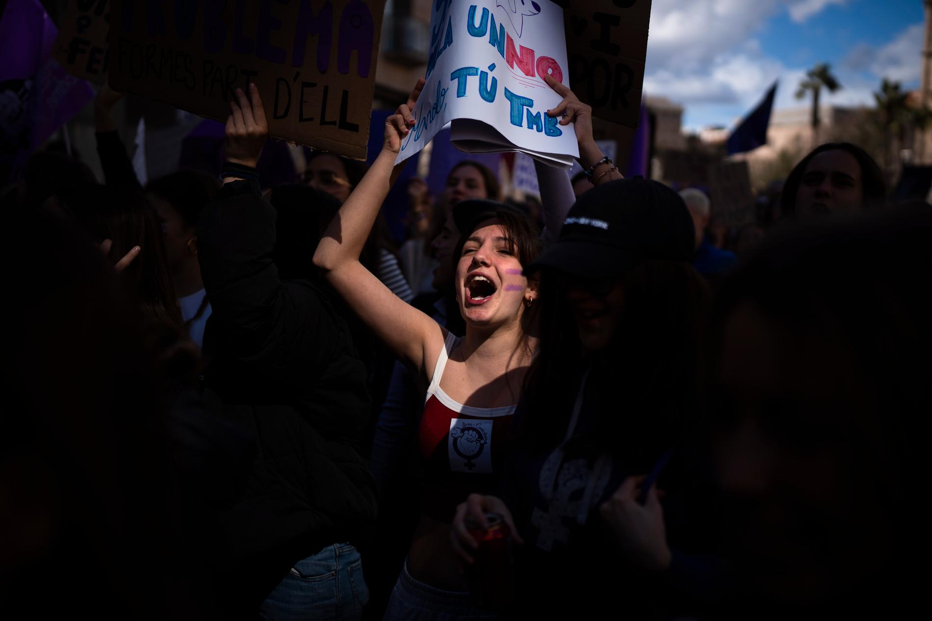 Studenter i Barcelona demonstrerar för minskat lönegap och mot mäns våld mot kvinnor.