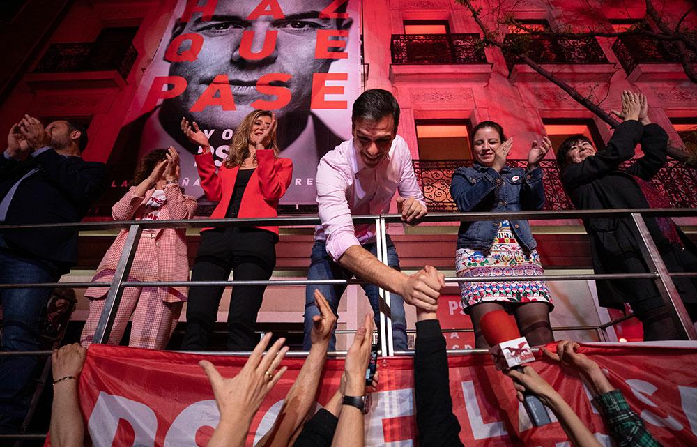 Pedro Sanchez skakar hand med väljare.