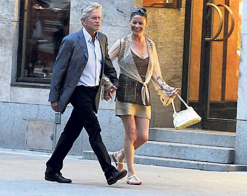 Michael Douglas tillsammans med hustrun Catherine Zeta-Jones på kärlekssemester i Stockholm.