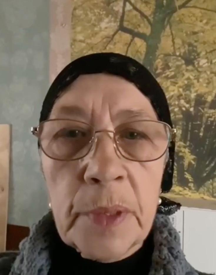 ”Jag vill tacka regeringen och försvarsministeriet för att ni har väckt mig! Det var hårt och gjorde ont, men ni har väckt mig! Och nu är det er tur att vakna”, säger Zinajda Kurbatova, som förlorade sin son i Ukraina-kriget, i soldatmödrarnas Telegram-kanal. 