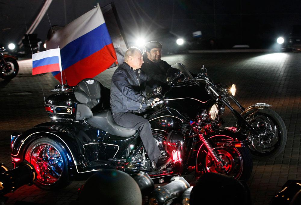 Putin på en båge tillsammans med ledaren för mc-gänget ”Nattvargarna”