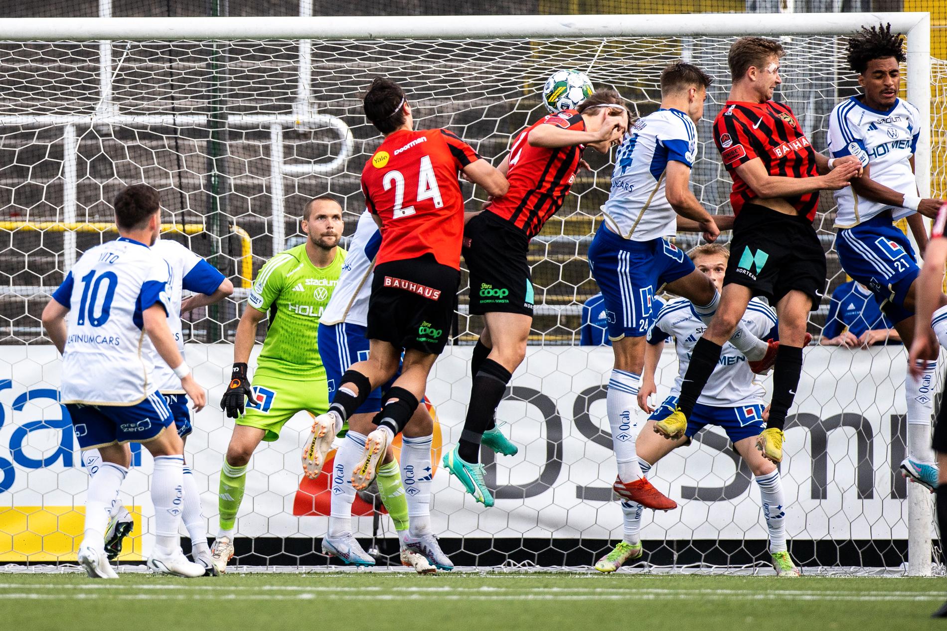 Brommapojkarnas Ludvig Fritzson nickar in 1–0 bakom IFK Norrköpings målvakt Oscar Jansson.