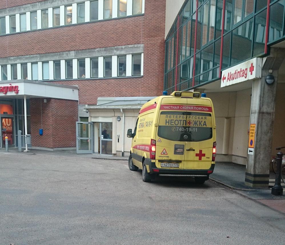 Ambulansen fångad på bild utanför universitetssjukhuset i Örebro.