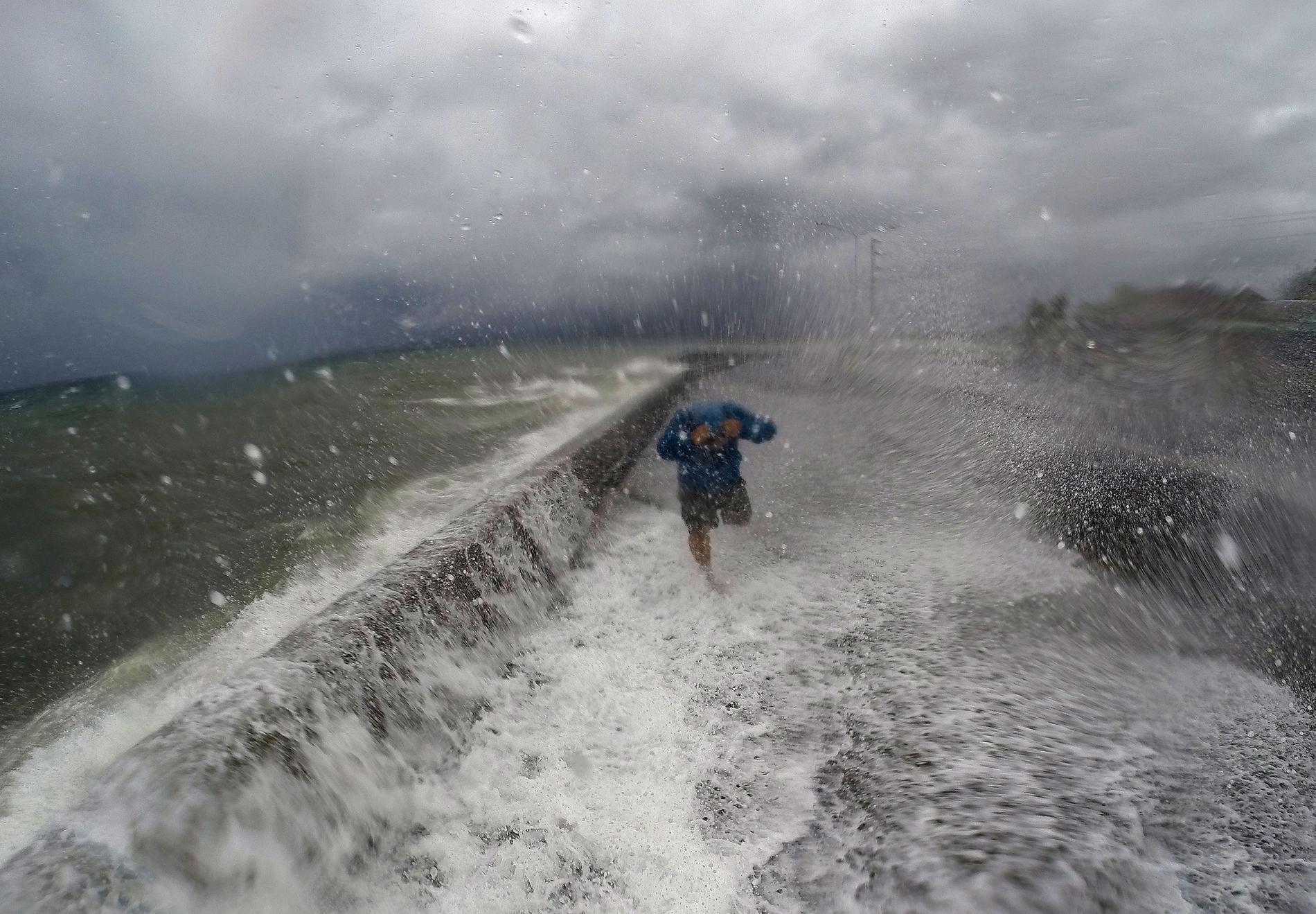 Tyfonen Melor drar in mot Filippinerna.