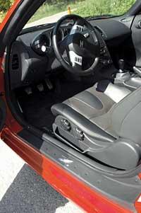 Framstolarna i Nissan 350Z manövreras fiffigt med två knappar på sidan av sittdynan.