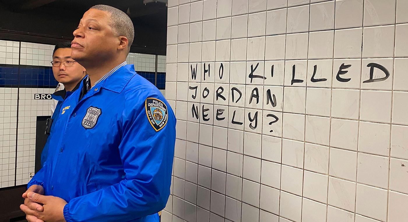 Poliser övervakar en protest efter att en medpassagerare dödat en hemlös och psykiskt sjuk man, Jordan Neely, i New Yorks tunnelbana. 