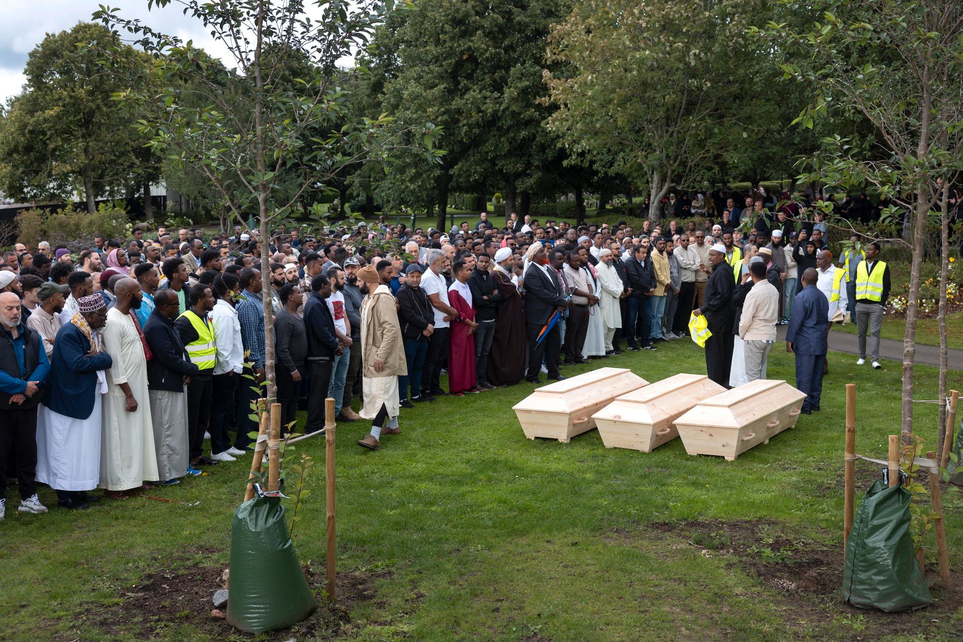 500 personer samlades för begravningsbön.