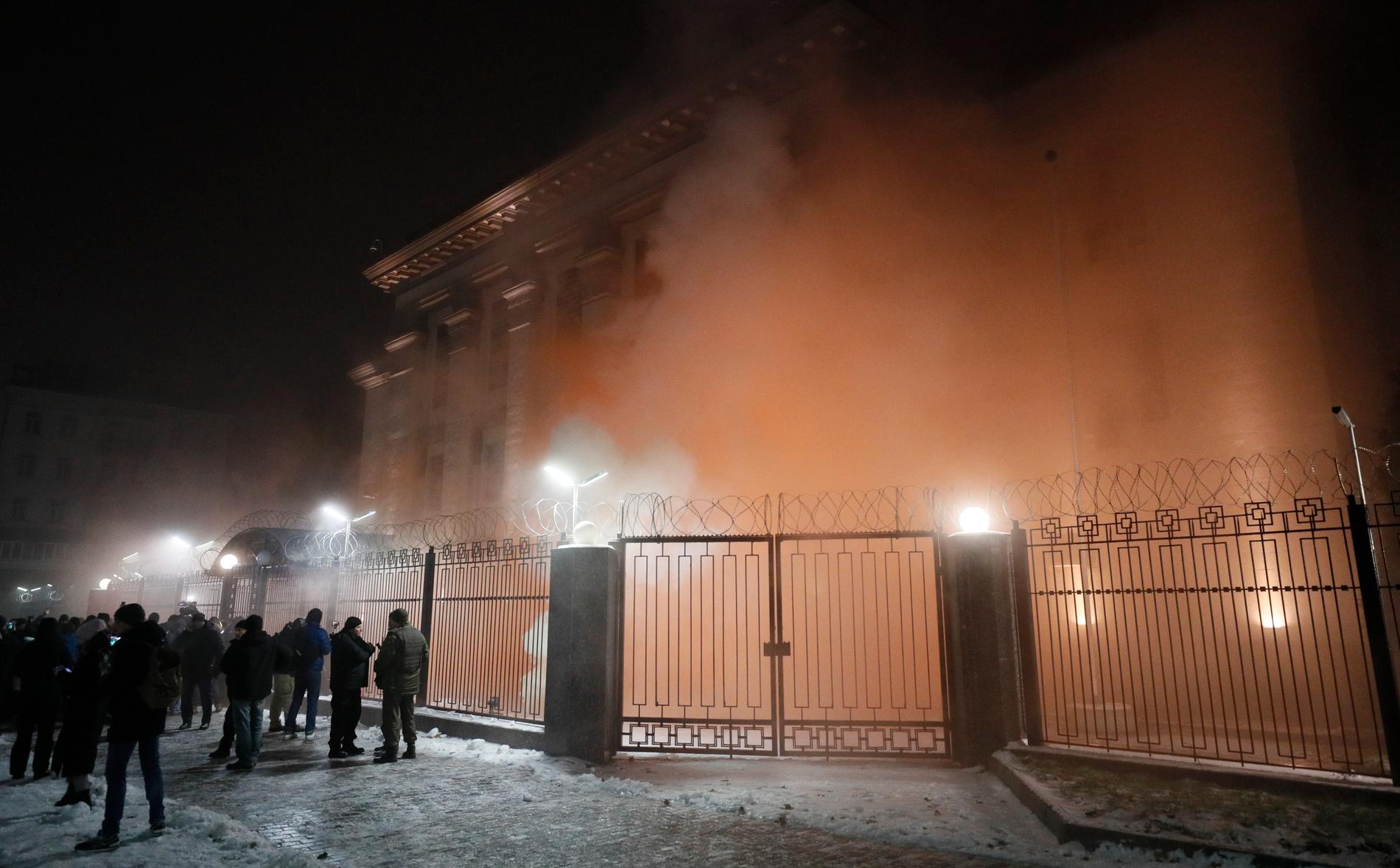 Demonstranter har kastat in en rökgranat på ryska ambassaden i Kiev. 