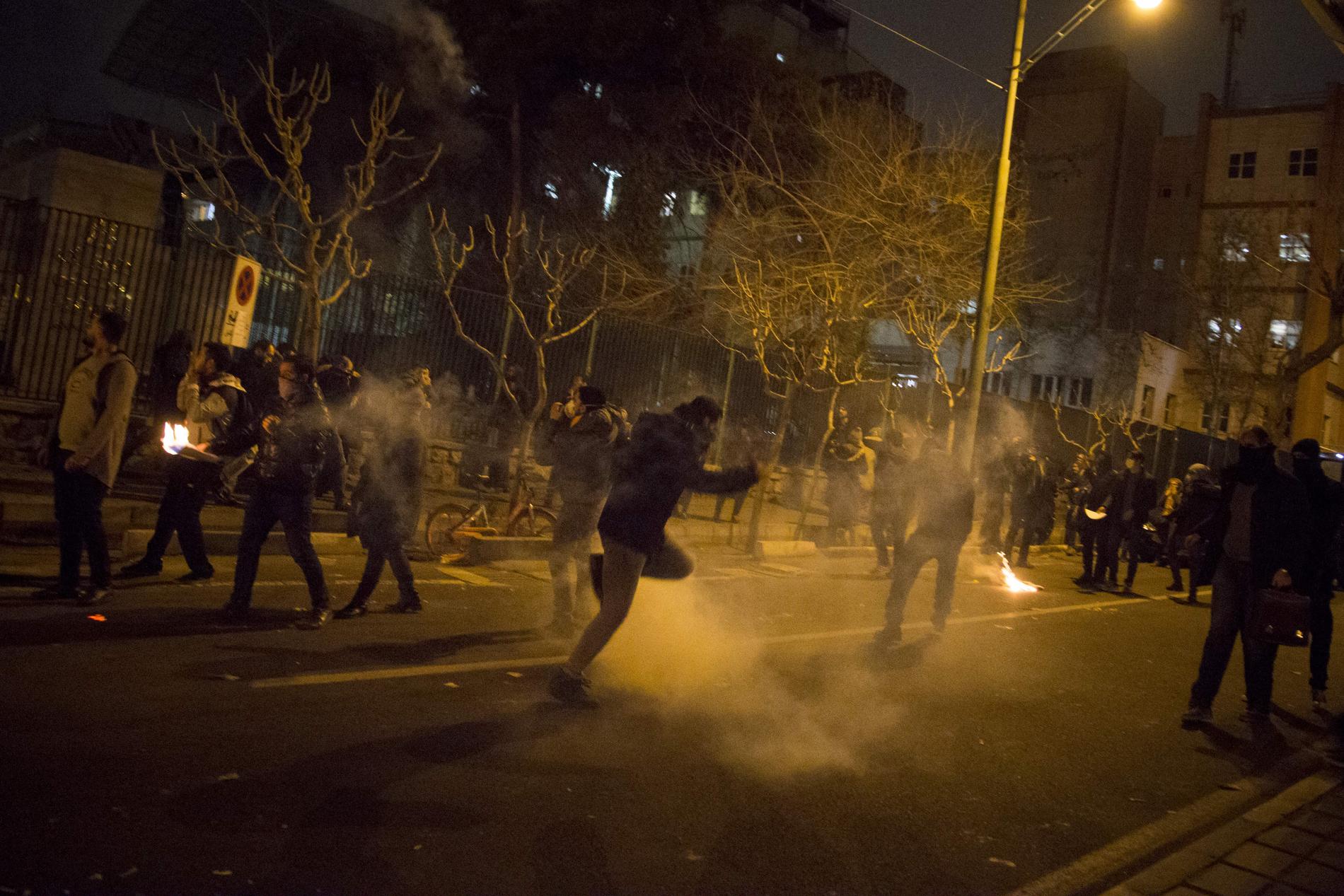 Demonstranterna ropade slagord mot landets högsta ledare och möttes av tårgas.