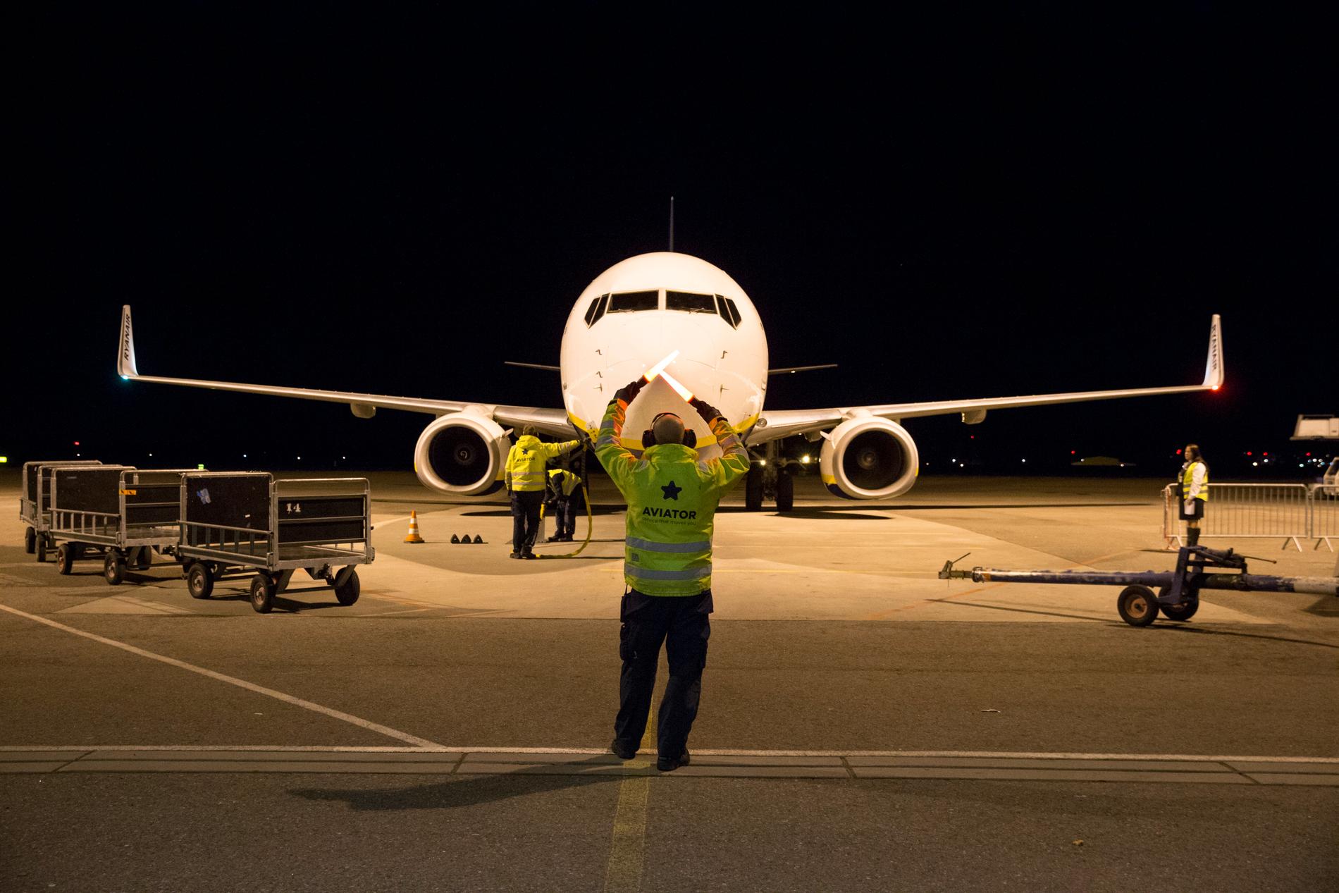 En man som arbetar på Kastrup flygplats träffades av blixten under onsdagskvällen.