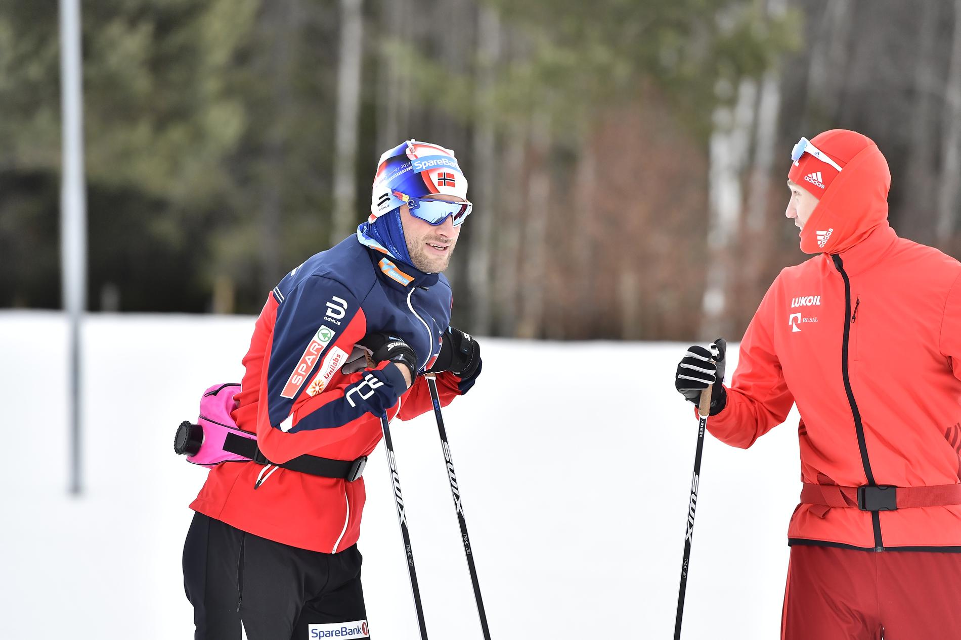 Northug tog ett långt snack med ryske Nikita Krjukov innan han lämnade Lillehammer.