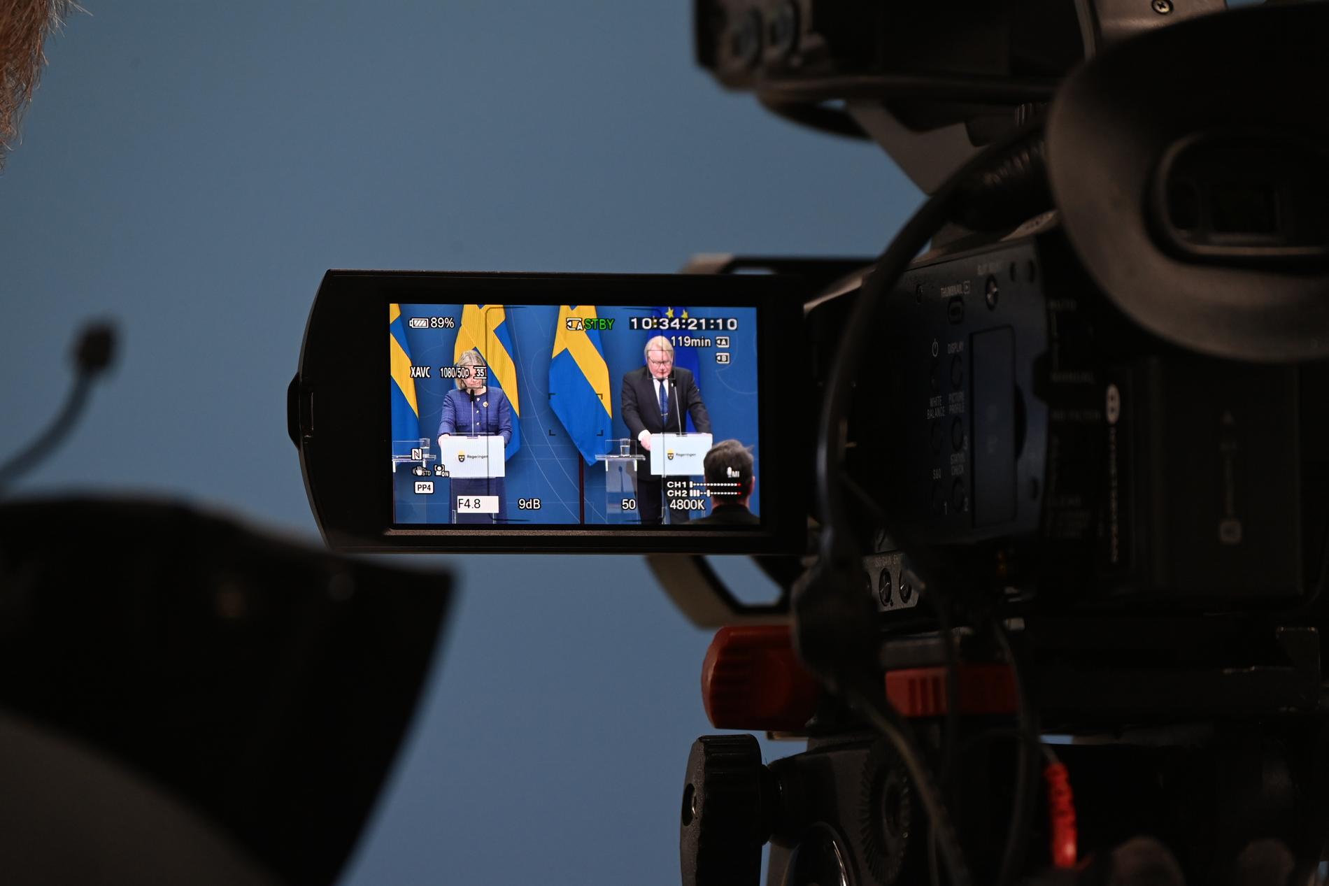 Statsminister Magdalena Andersson och försvarsminister Peter Hultqvist förklarar hur Sverige ska stärka sitt försvar.