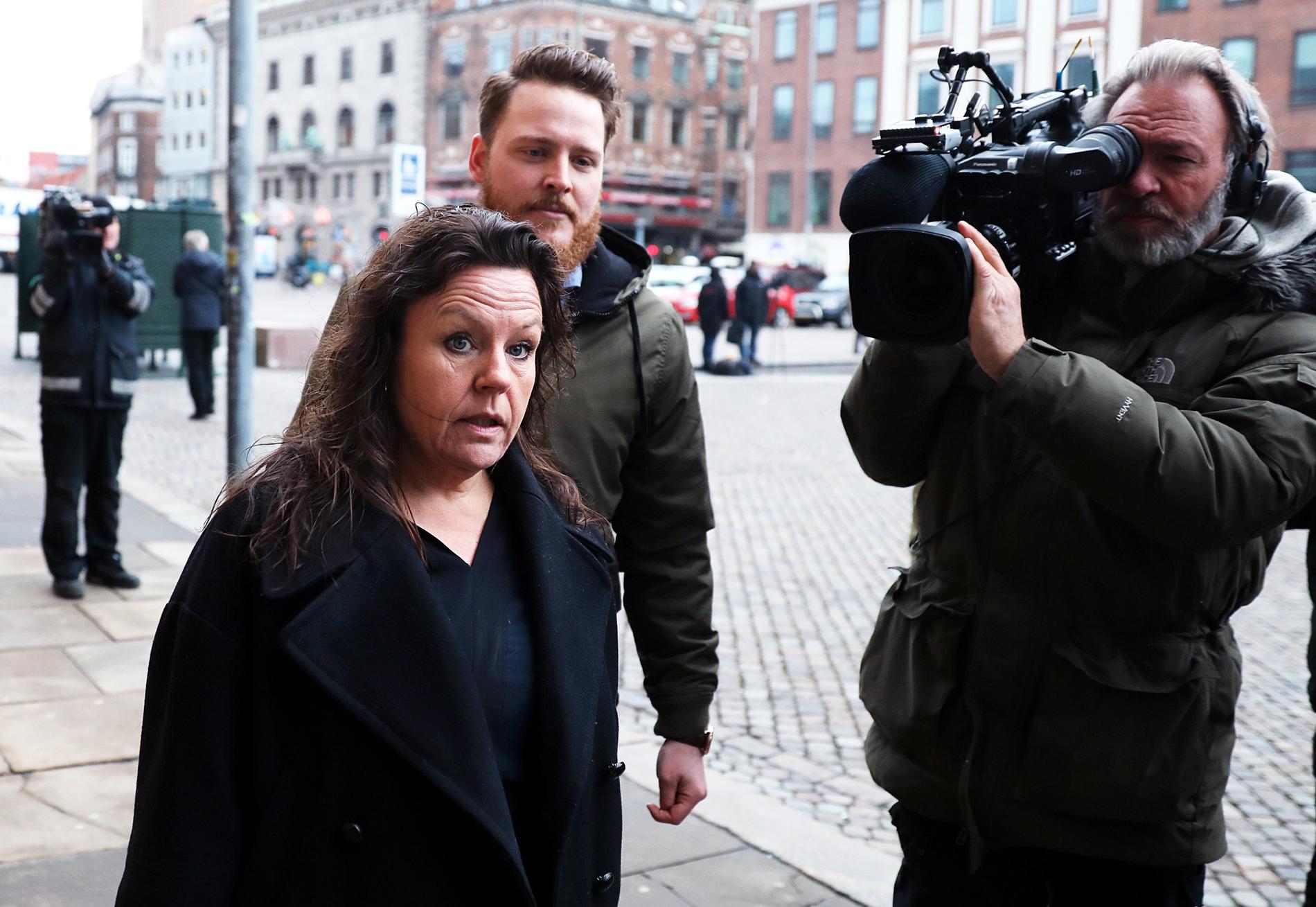 Peter Madsens advokat  Betina Hald Engmark anländer till måndagens rättegång mot Peter Madsen.