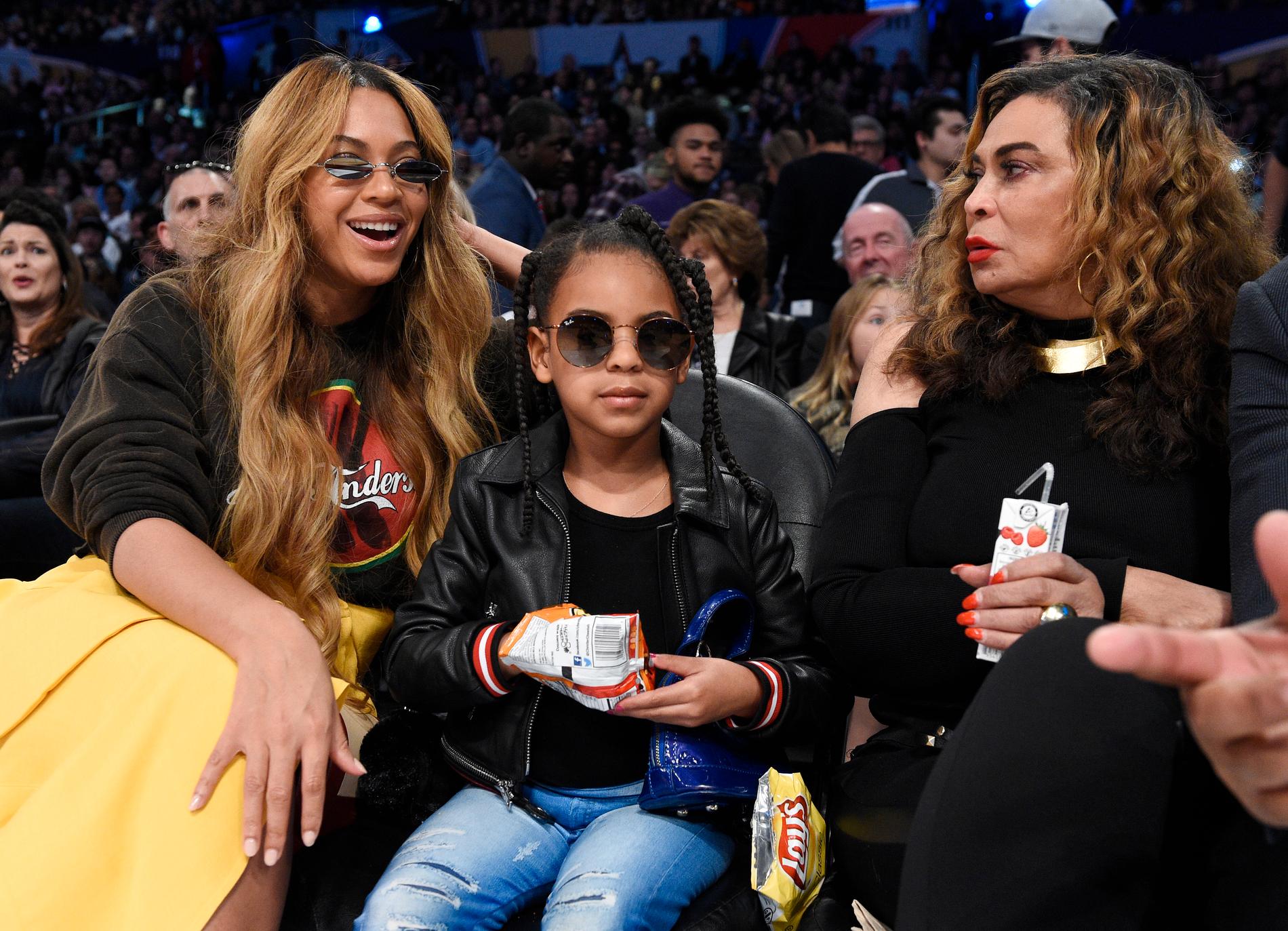 Beyoncé med sin äldsta dotter, Blue Ivy Carter sin mamma Tina Knowles. Bilden är tagen vid en basketmatch i Los Angeles 2018.