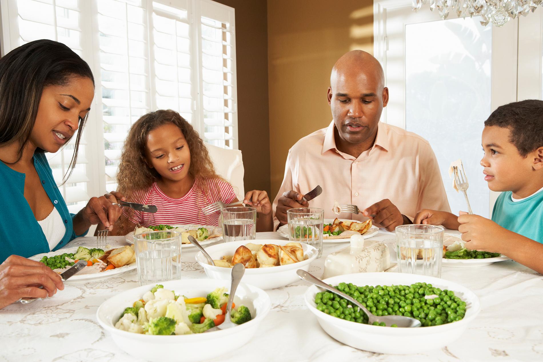 Föräldrar som åt tillsammans med sina barn runt ett matbord vägde betydligt mindre än dem som åt i soffan, visar en ny studie.