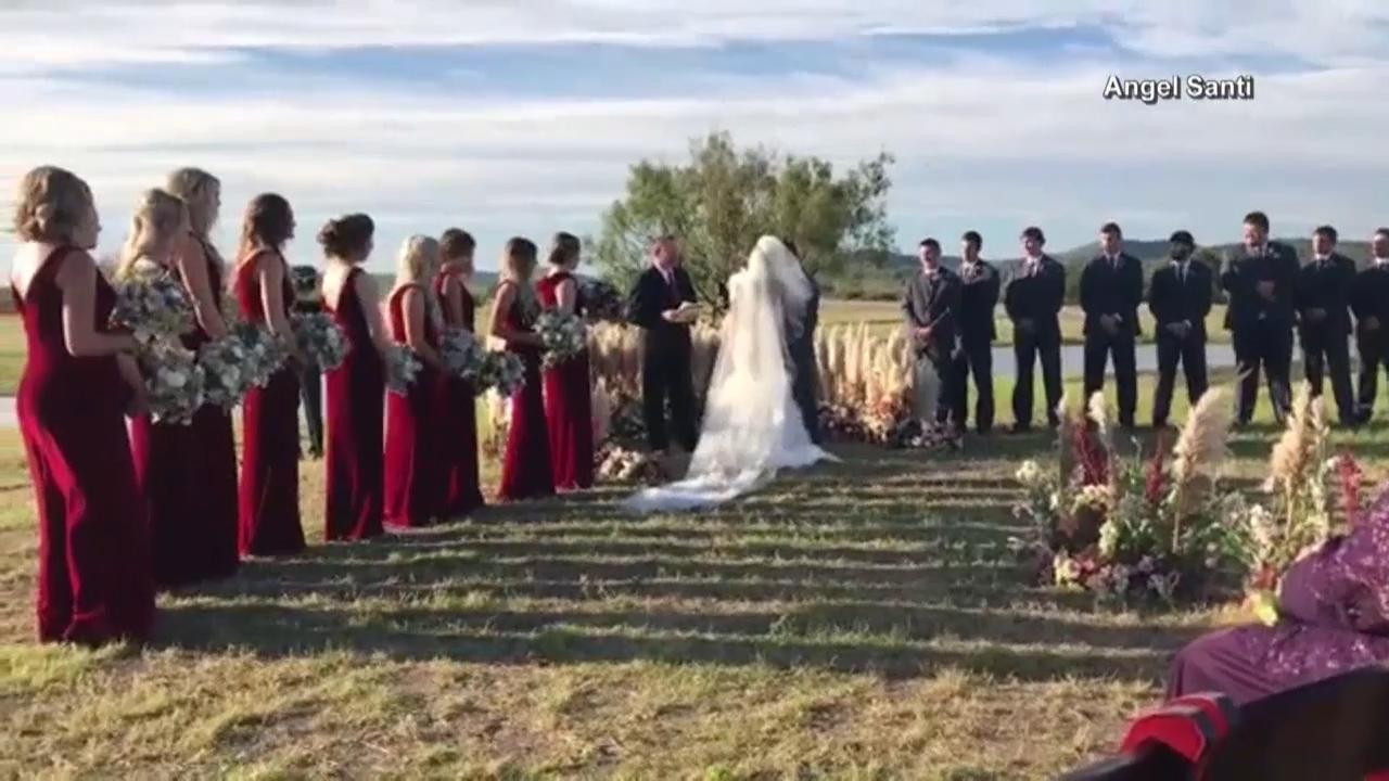 Ceremonin ägde rum på en ranch i Texas, USA.