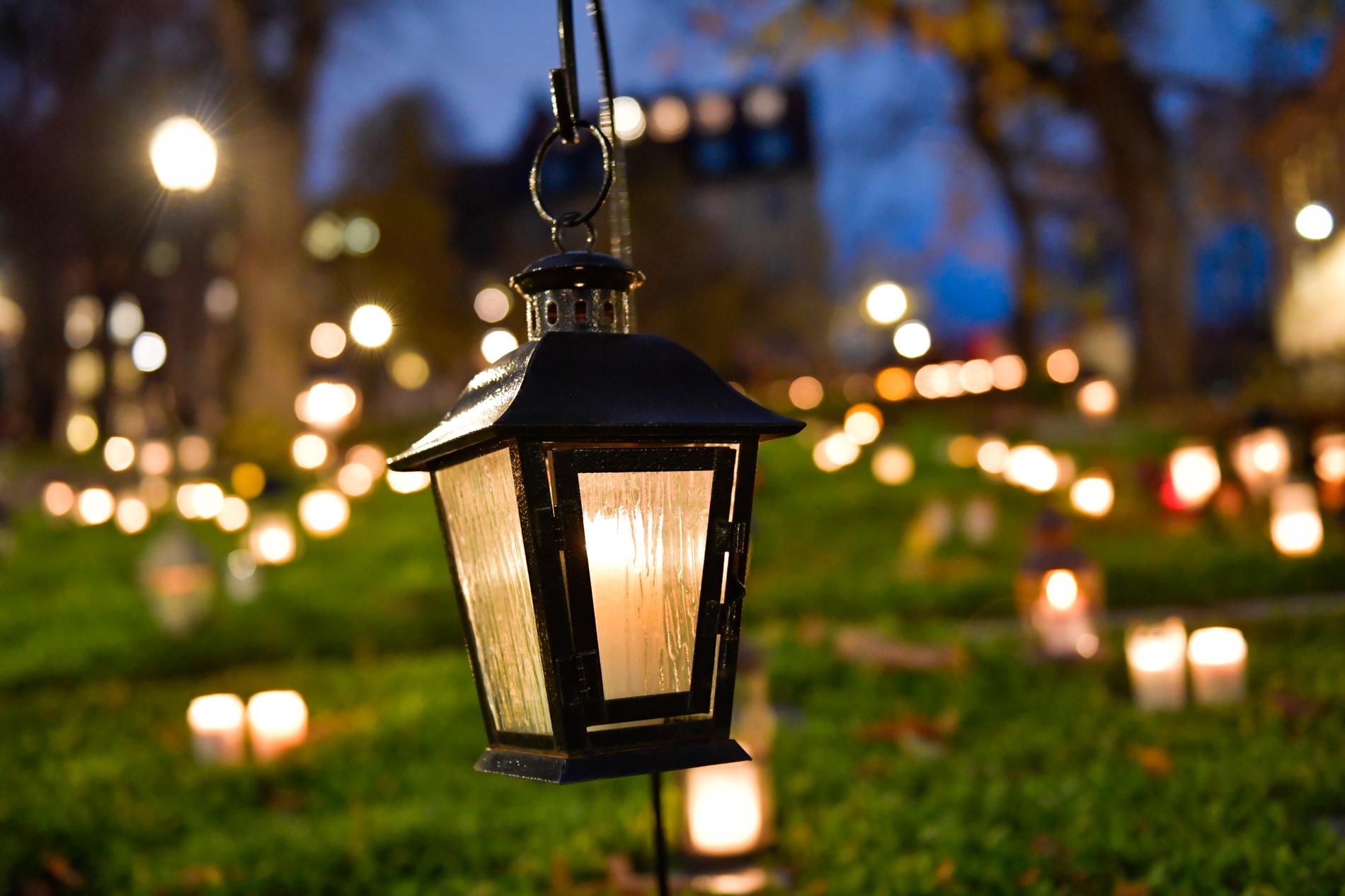 Miljömärkta ljus i återbrukbar ljuslykta är det som Svenska Naturskyddsföreningen rekommenderar.