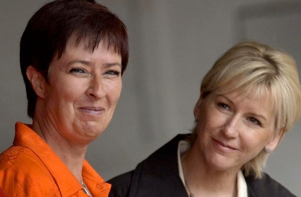 2004 Partierna valspurtade inför valet till europapalamentet, med torgmöten i Stockholms city. Mona Sahlin och Margot Wallström talade samt delade ut rosor utanför Åhlens.