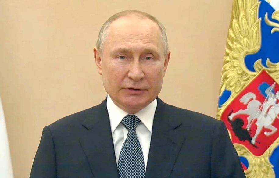 Vladimir Putin med mörka fläckar i videohälsningen.