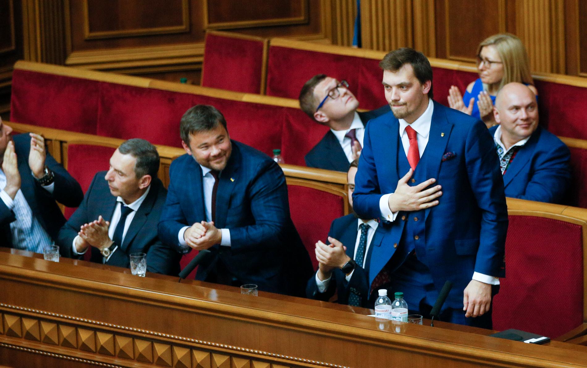 Parlamentet i Ukraina godkände på torsdagen president Zelenskyjs förslag till premiärminister – den 35-årige juristen Oleksij j Hontjaruk (stående i bilden).