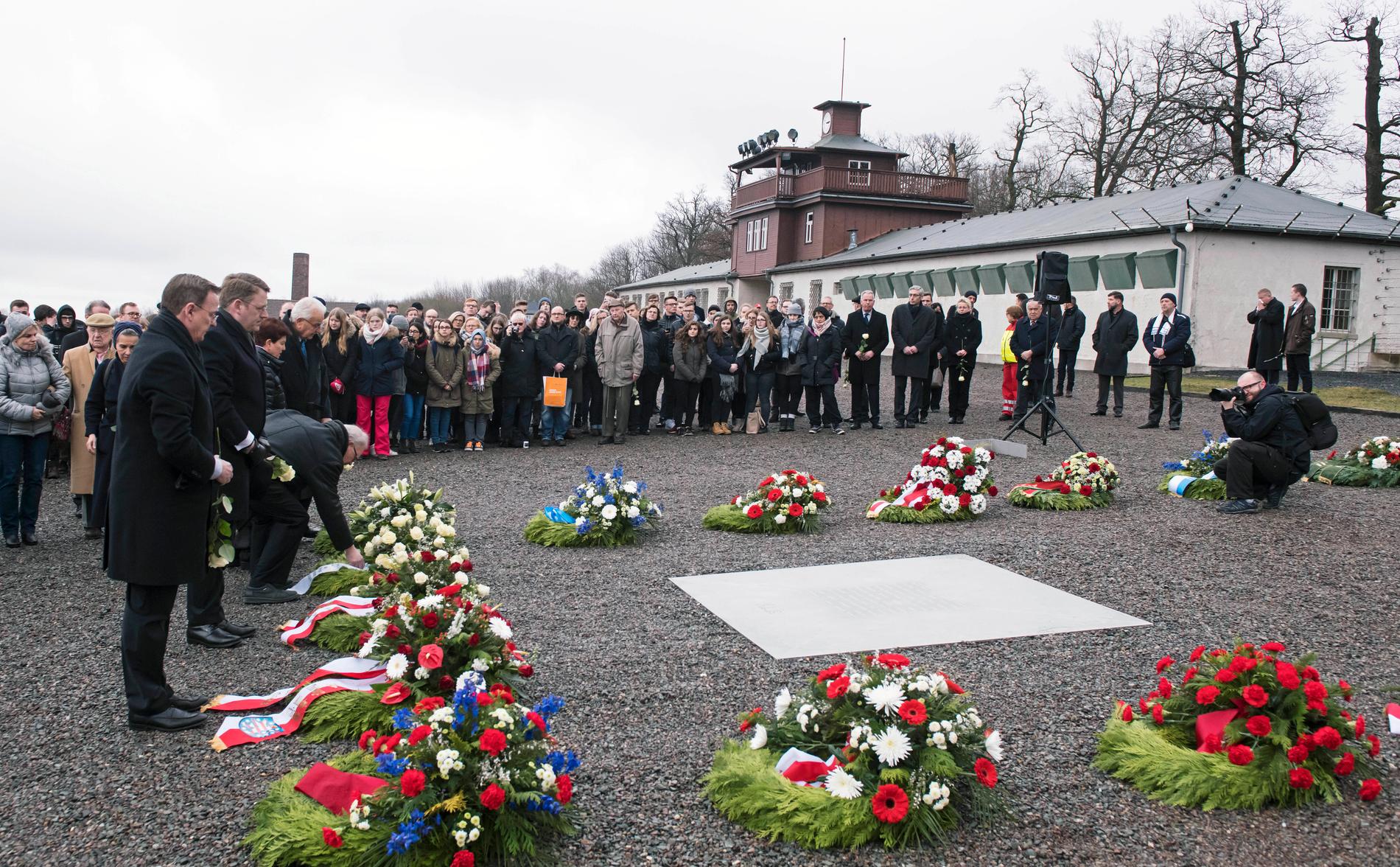 Sörjande människor vid det nazistiska koncentrationslägret Buchenwald i samband med den internationella minnesdagen av Förintelsen.