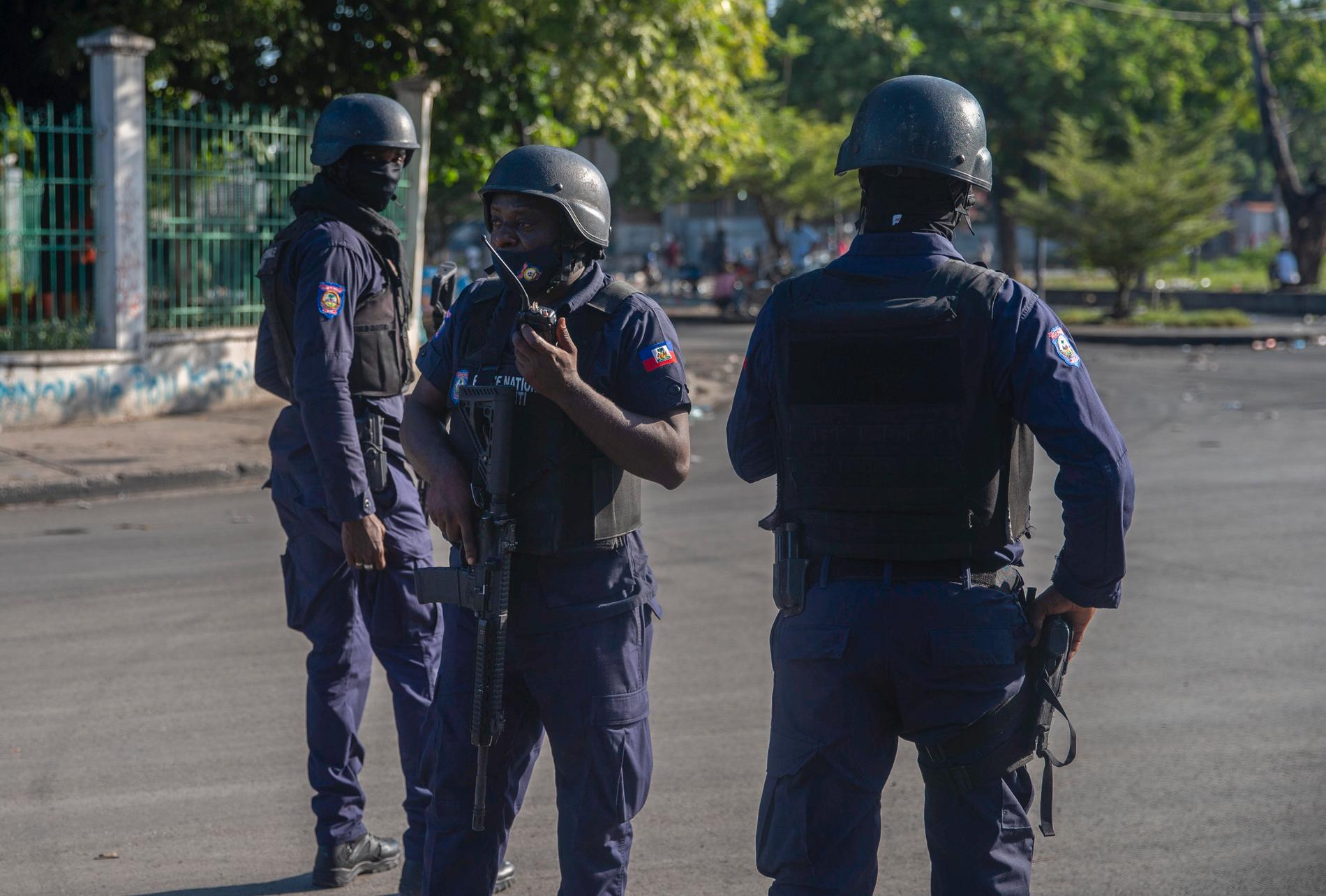 Beväpnade styrkor säkrar ett område i Port-au-Prince på söndagen.