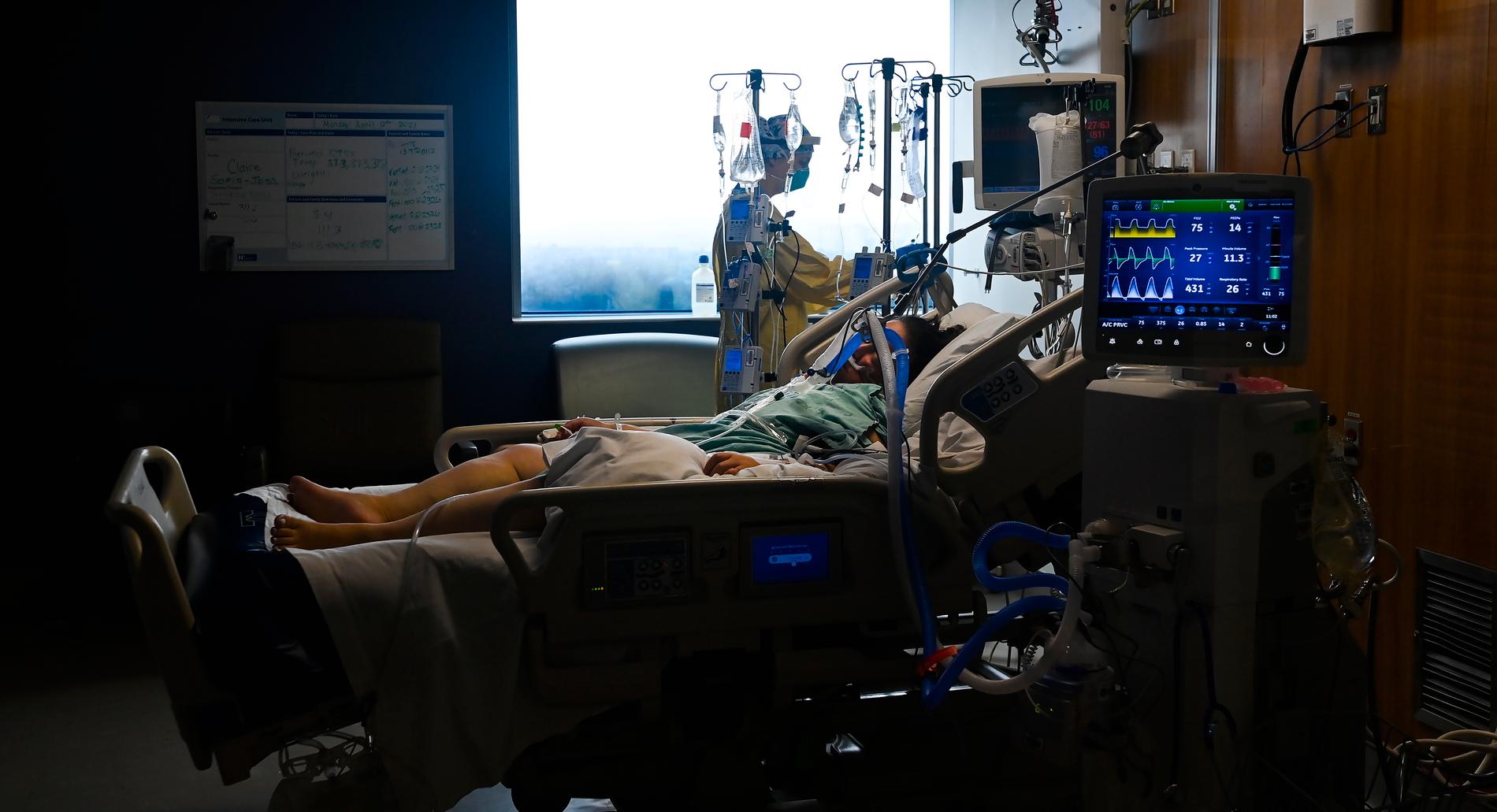 2 400 personer i provinsen vårdas på sjukhus för covid-19. Här tar en sjuksköterska på intensivvårdsavdelningen vid Humber River Hospital i Toronto hand om en svårt sjuk 47-årig kvinna.