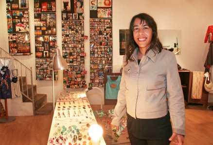 Tizziana Altamiranda säljer roliga souvenirer i butiken på c/Baixada de Viadecols 4 i El Born.