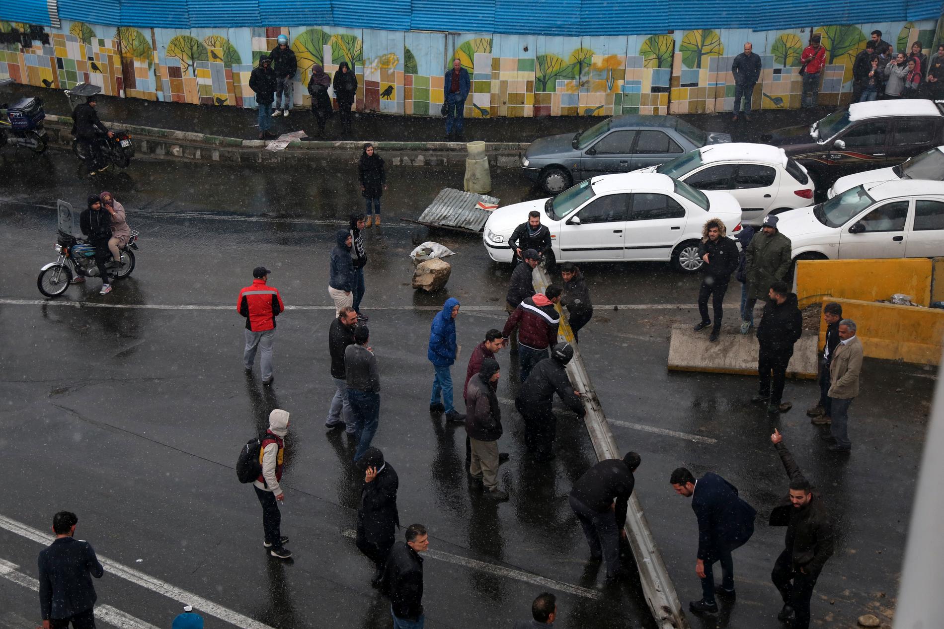 En väg blockeras av demonstranter i Teheran 16 november.