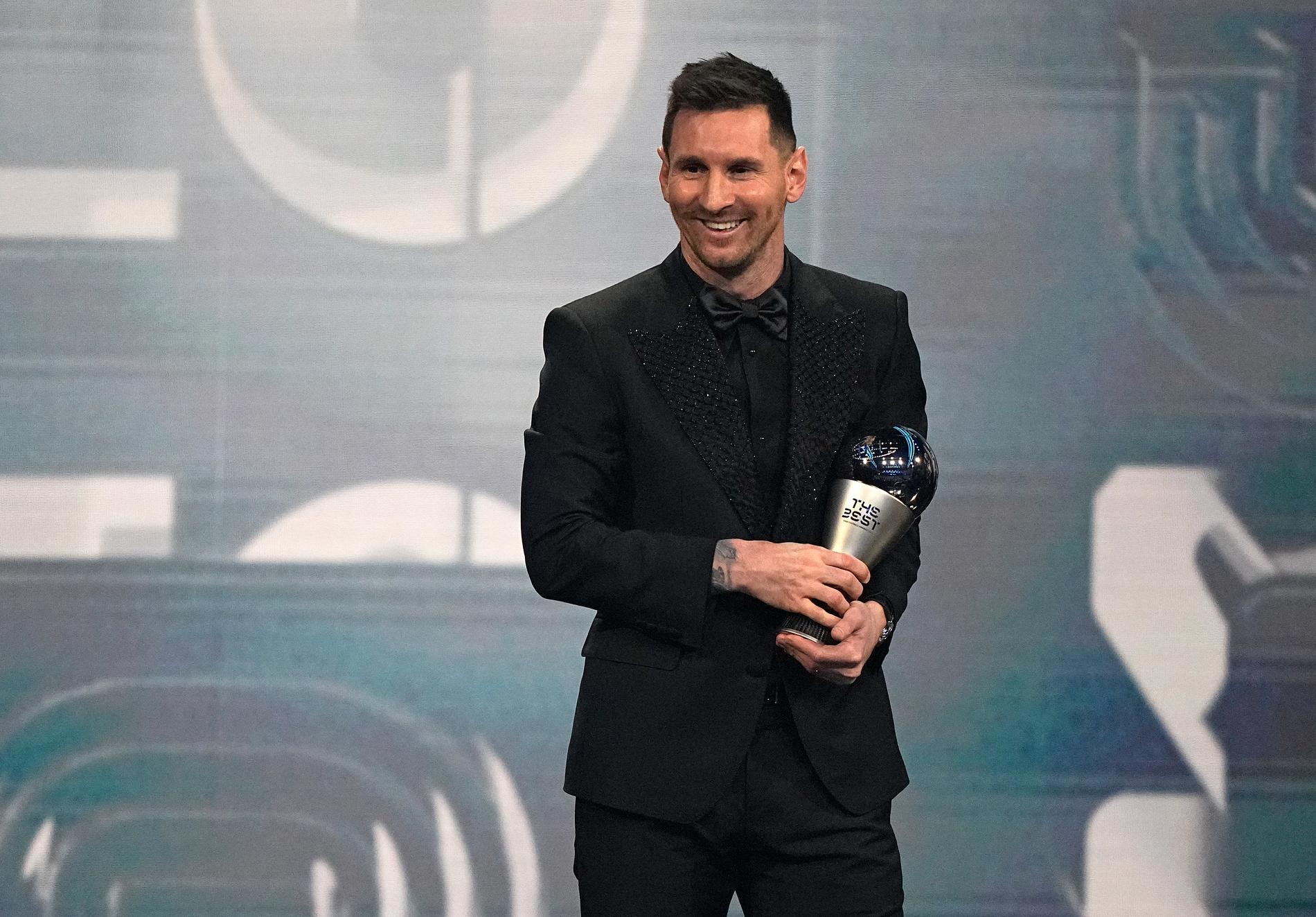 Leo Messi med priset från förra årets gala.