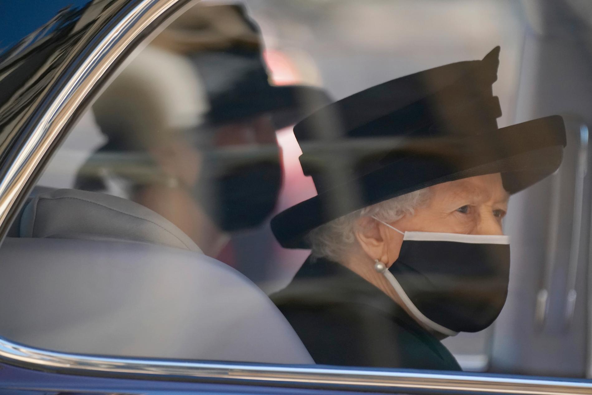 Drottning Elizabeth II anlände till begravningen i en egen bil.