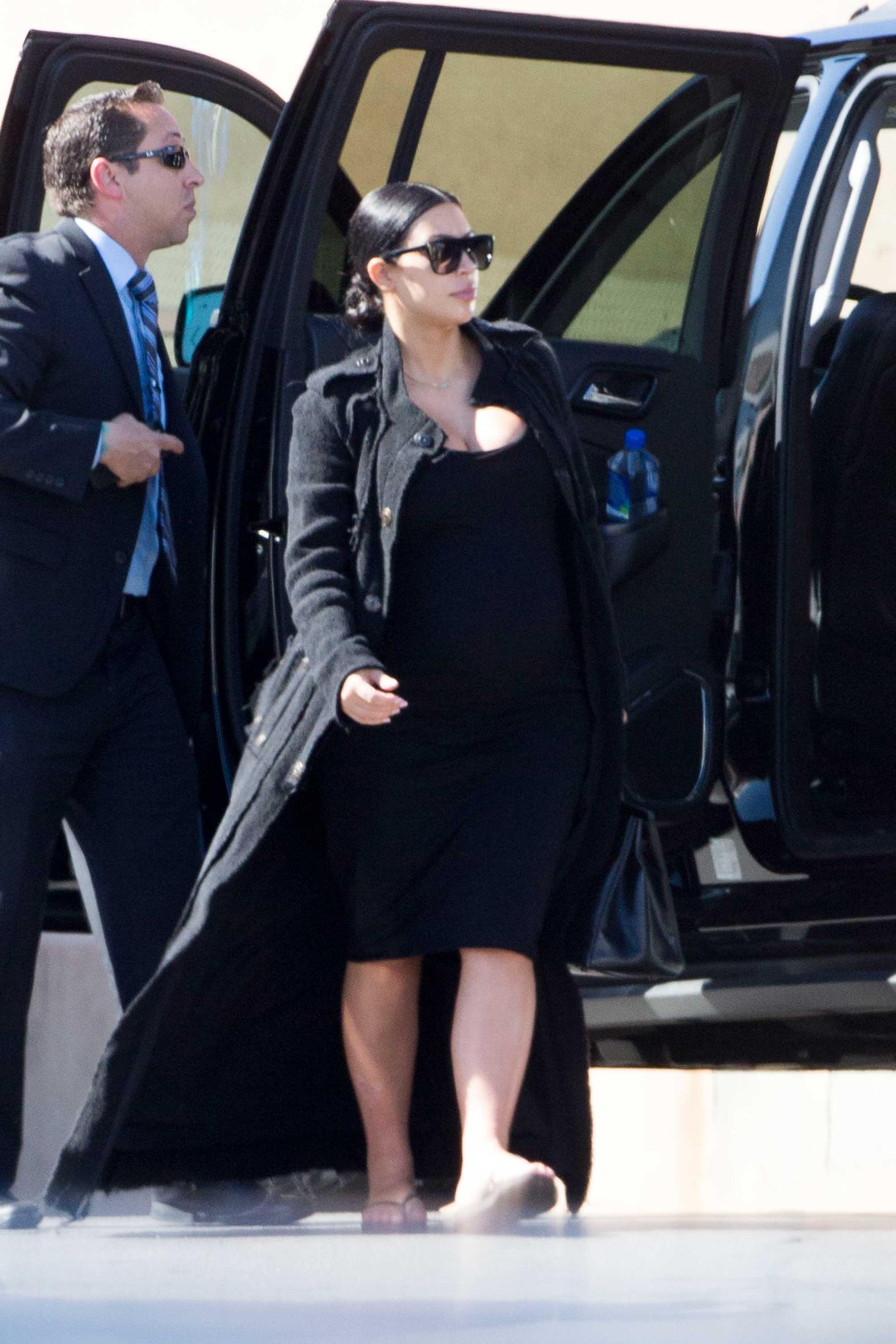 Kim Kardashian and Kris Jenner anländer till sjukhuset i Las Vegas, där också Khloé Kardashian vakar.
