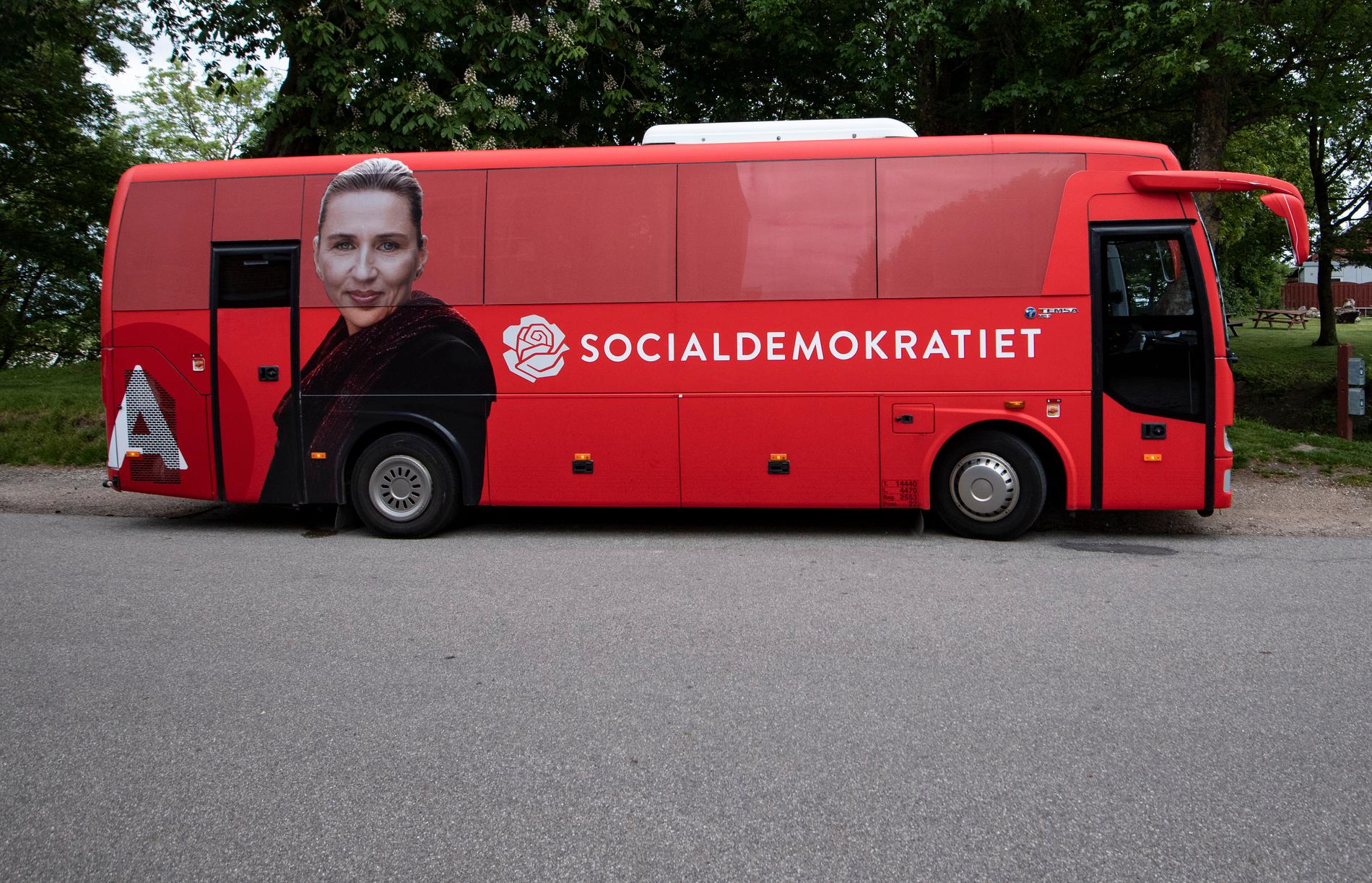Mette Frederiksens kampanjbuss rullar Danmark runt under den danska valrörelsens sista dagar.