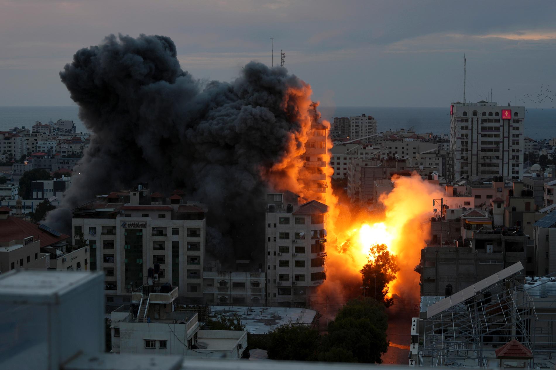 Ett palestinskt lägenhetshus bombas av Israel.