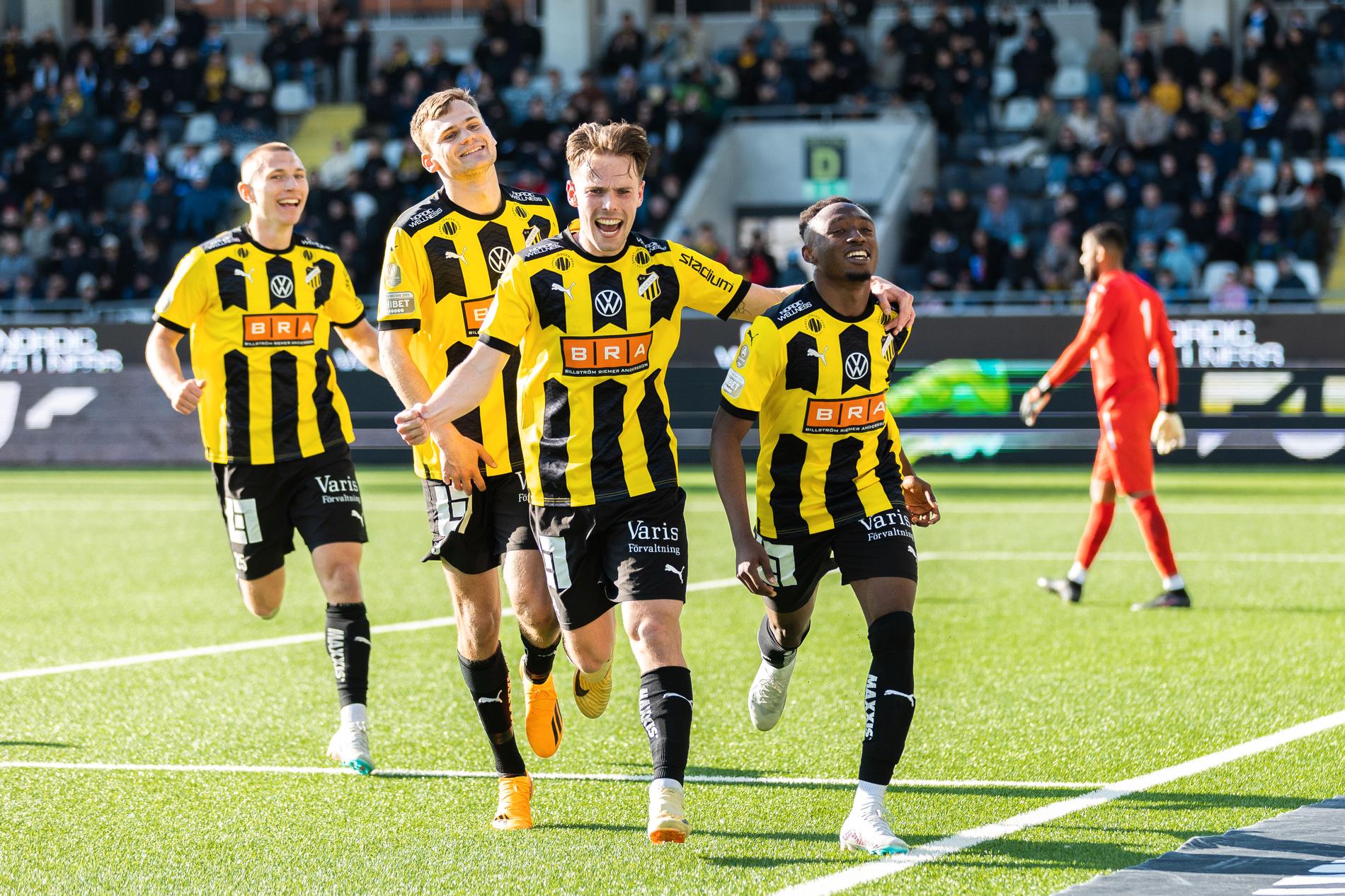 Häckens Benie Adama Traore jublar ikapp med Lars Olden Larsen efter 2–0-målet.