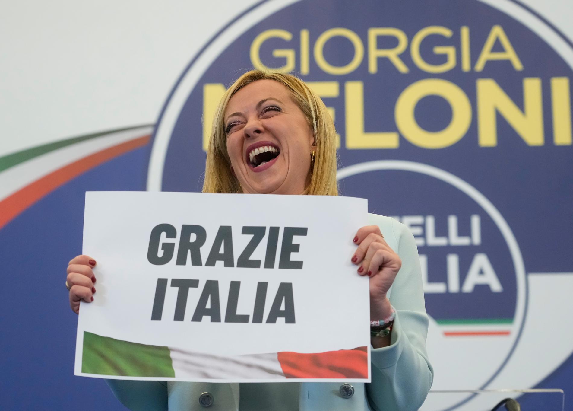 Tack Italien! säger Giorgia Meloni sedan hennes ytterhögerparti Italiens bröder blivit klart störst i parlamentsvalet i söndags.