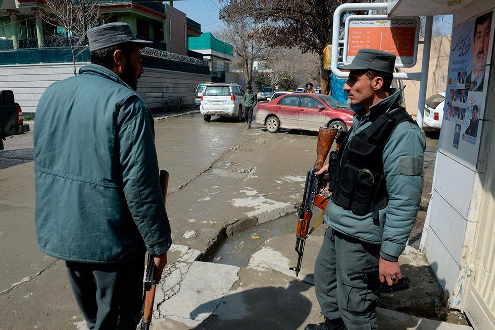 Afghanska polismän på platsen där Nils Horner sköts ned.