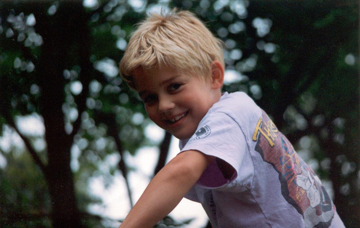 Wille, här 9 år gammal högst upp i klätterställningen, hade massor av humor, gillade att simma och var duktig i skolan. När han skulle börja femman drabbades han plötsligt av demens och gick bort 16 år gammal. Då grundade föräldrarna Helene och Mikk Willefonden.